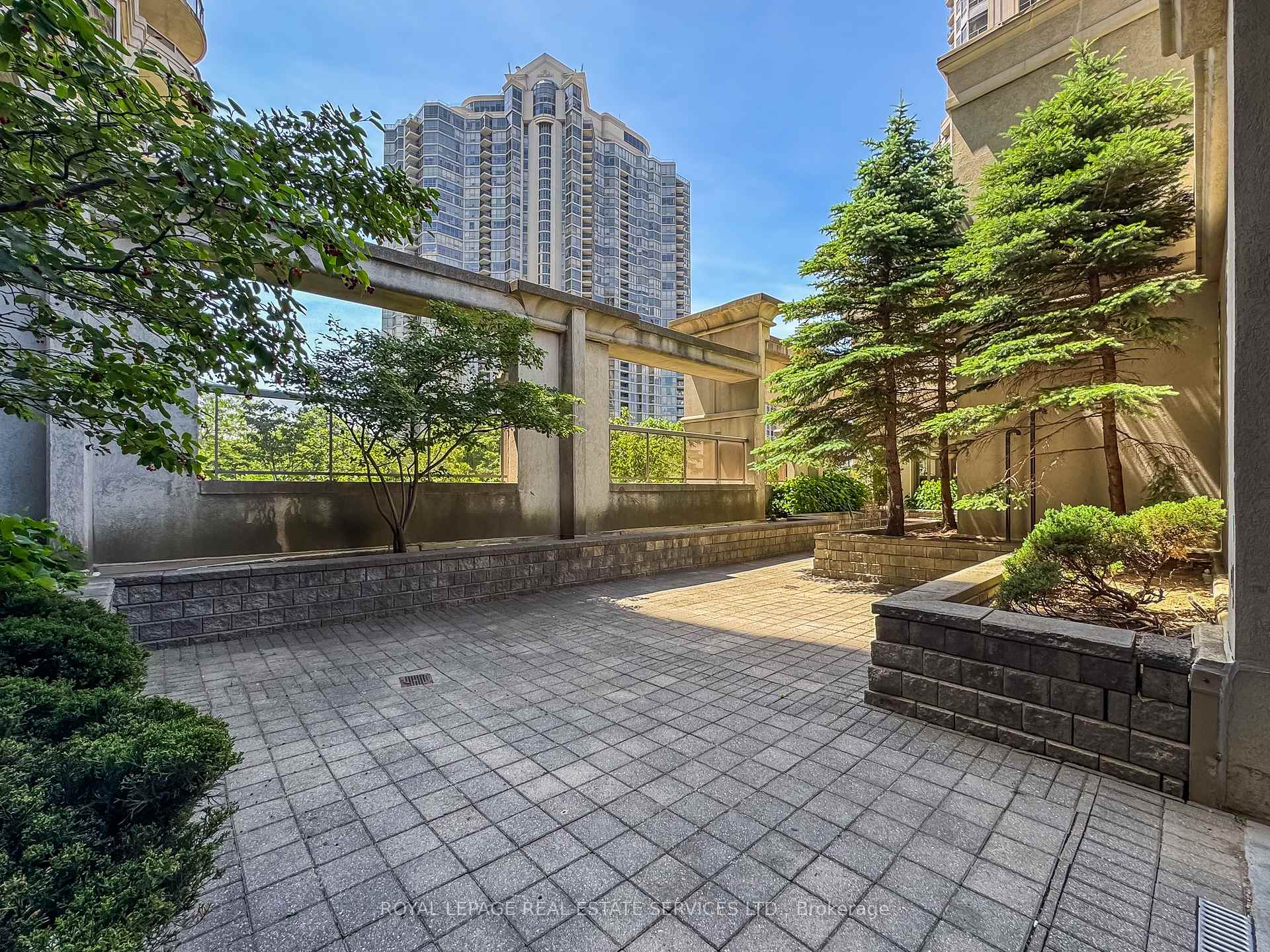 3 Bedrooms Condo at 25 Kingsbridge Garden, Mississauga For sale