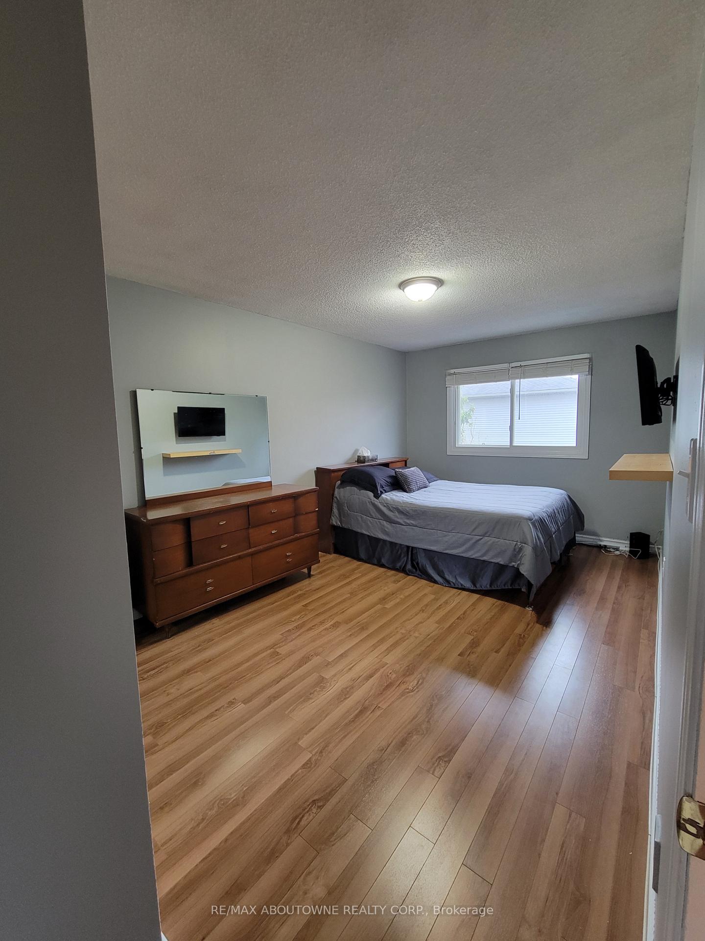 3 Bedrooms Condo at 1 Royalwood, Hamilton For sale