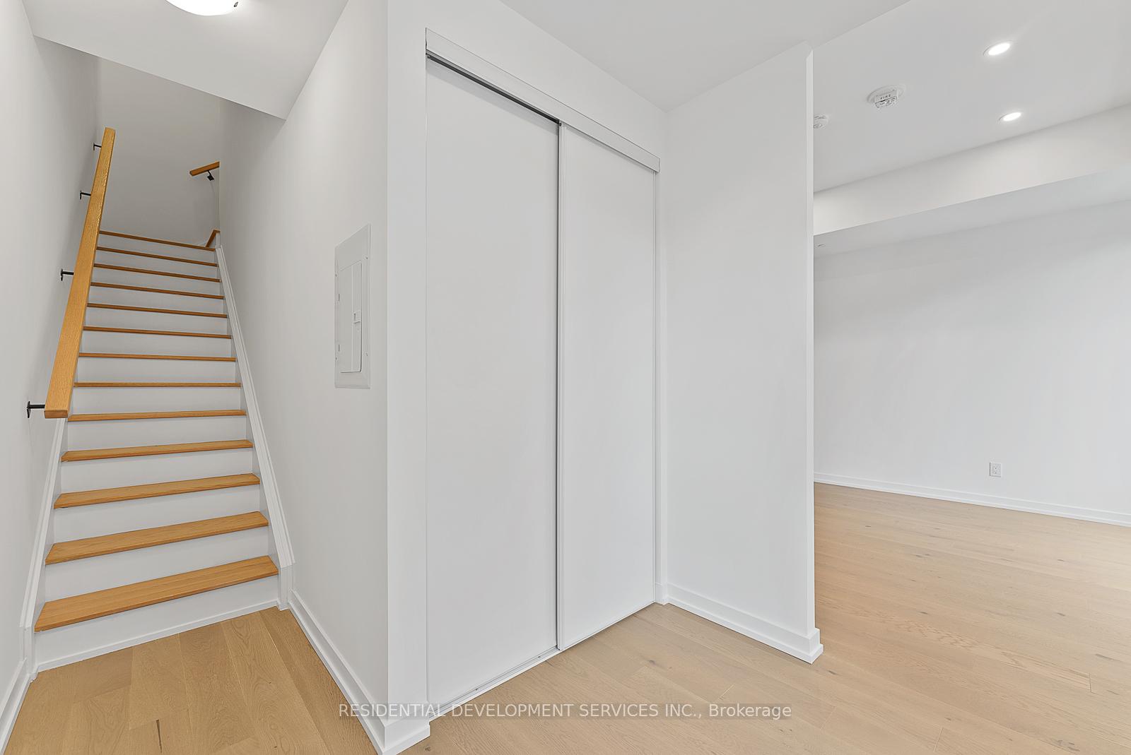 3 Bedrooms Condo at 15 Maryport,  Toronto For sale