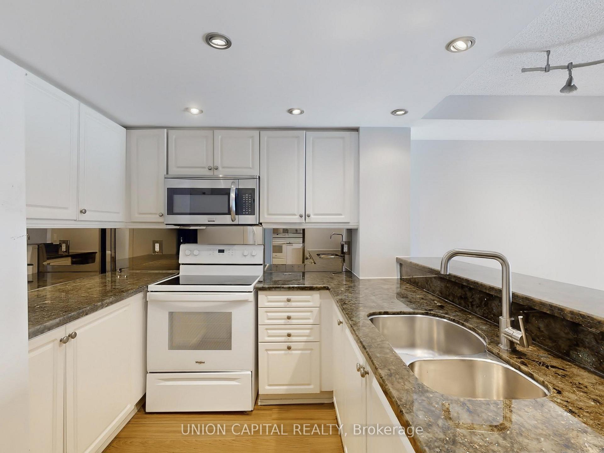3 Bedrooms Condo at 28 Hollywood, Toronto For sale