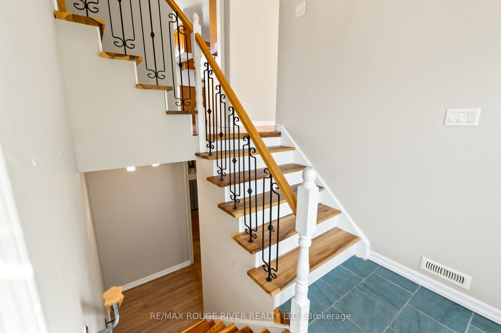 1 Applewood Crescent