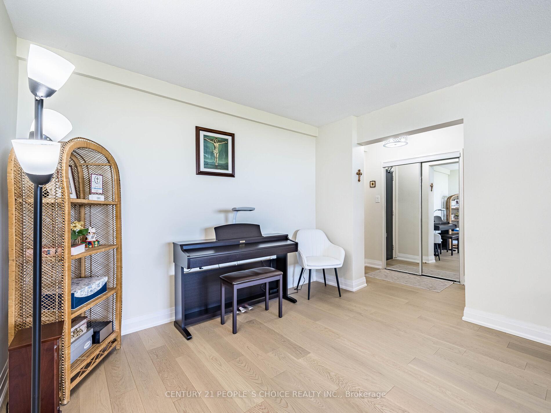 2 Bedrooms Condo at 451 The West Mall, Toronto For sale