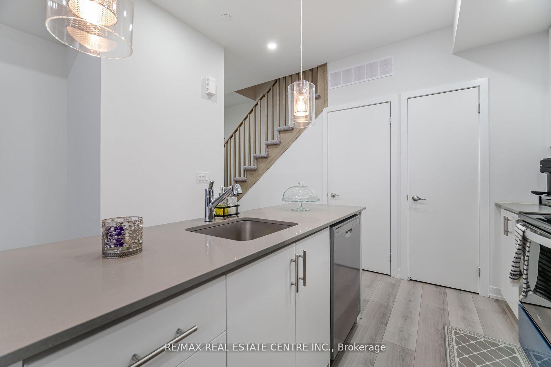 2 Bedrooms Condo at 3562 Colonial,  Mississauga For sale