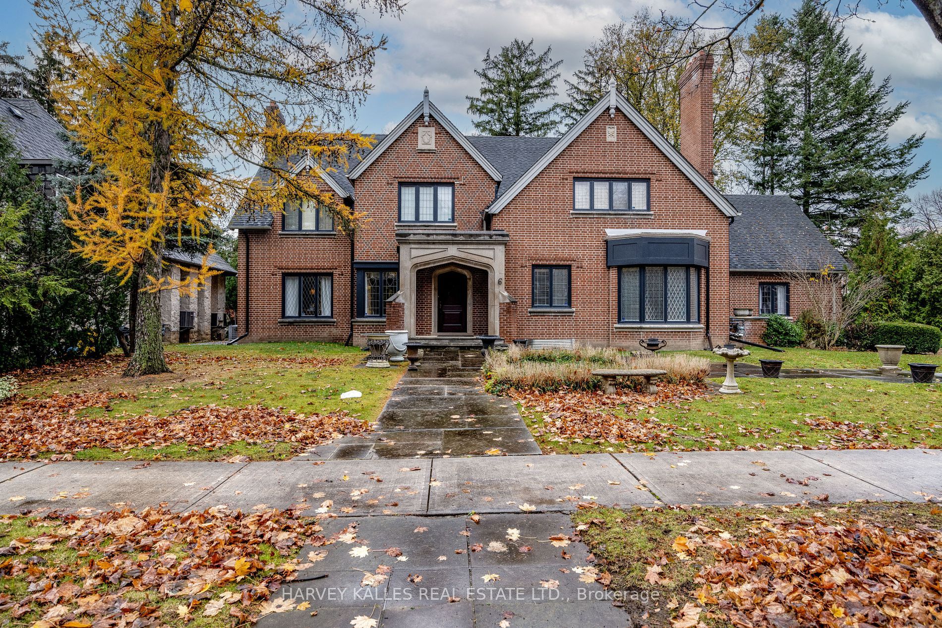 6 Versailles Court