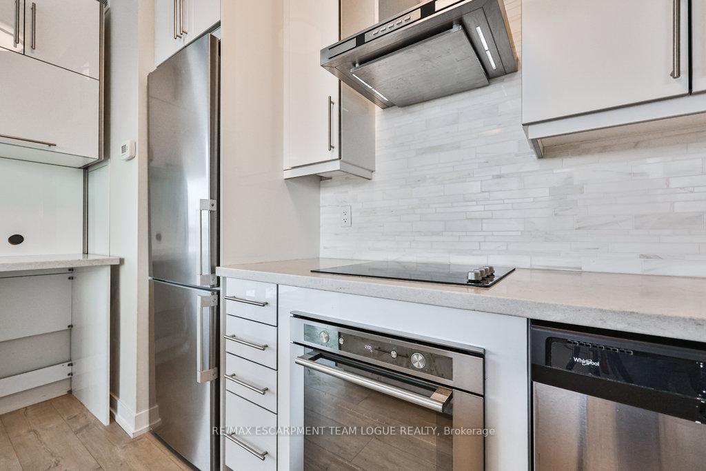 2 Bedrooms Condo at 2081 Fairview,  Burlington For sale