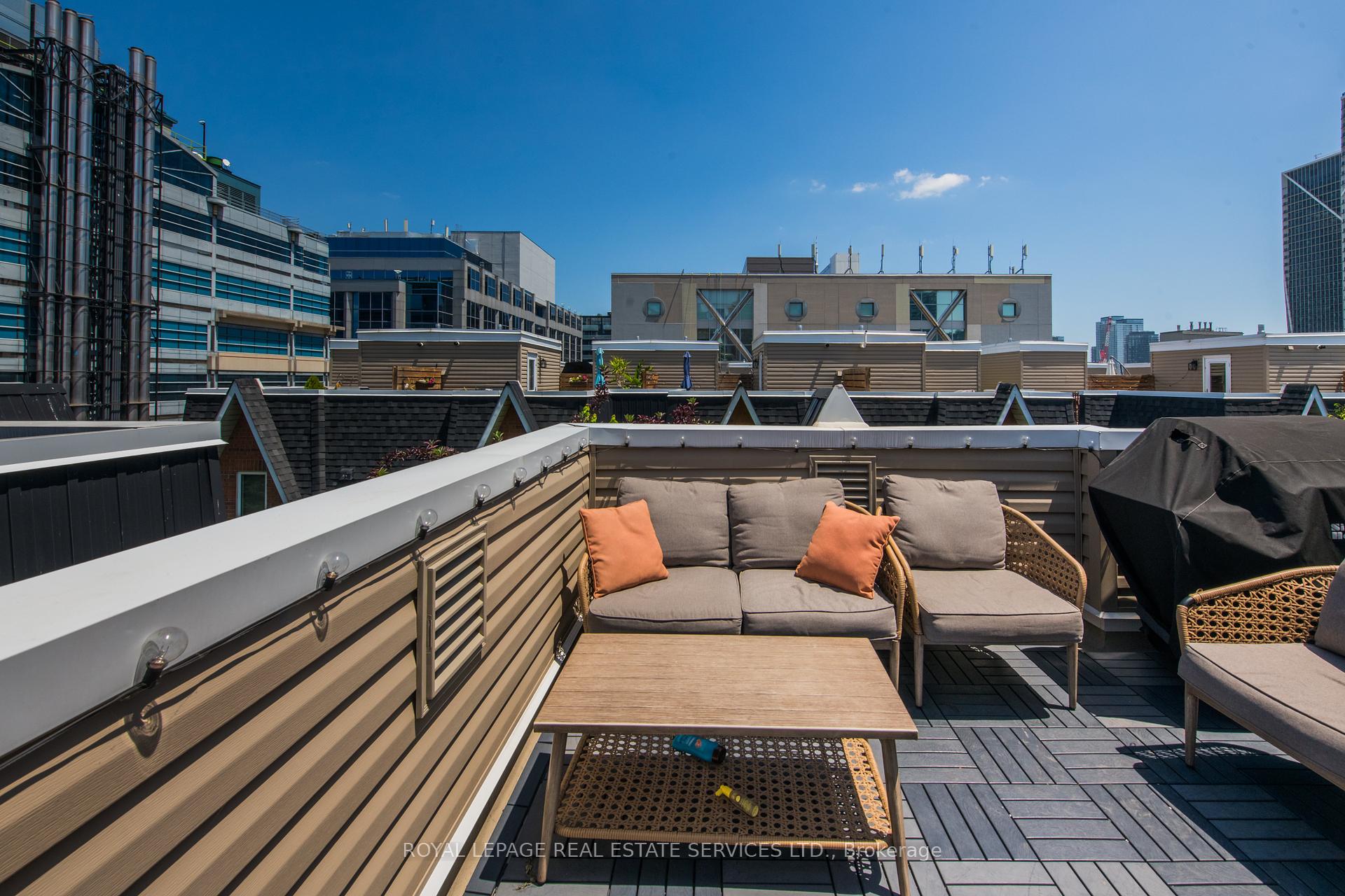 2 Bedrooms Condo at 29 canniff, Toronto For sale