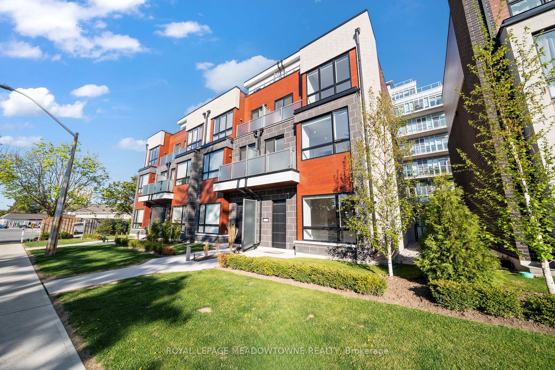 4 Bedrooms Condo at 121 High, Mississauga For sale