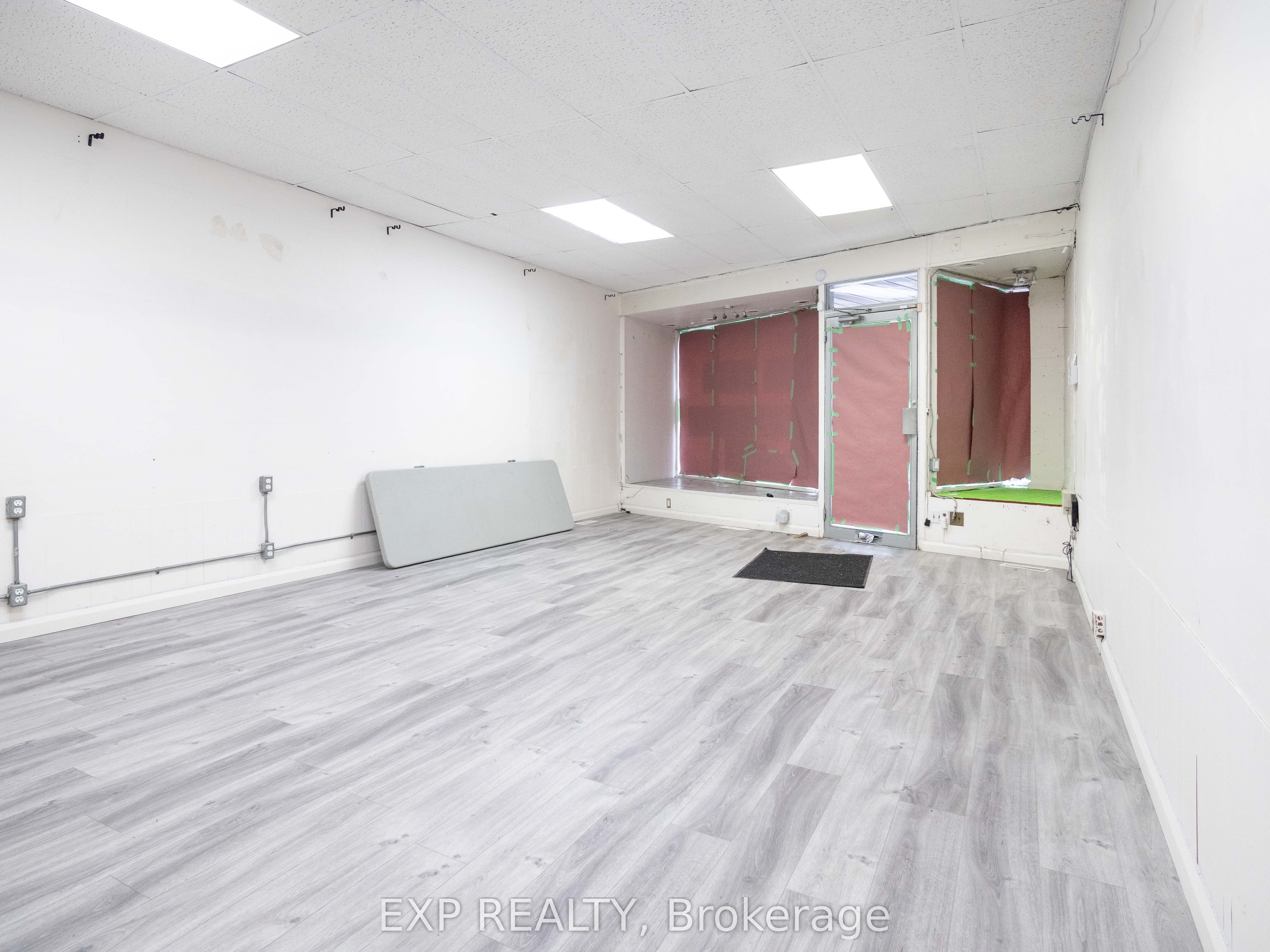 3052 Dundas Street W