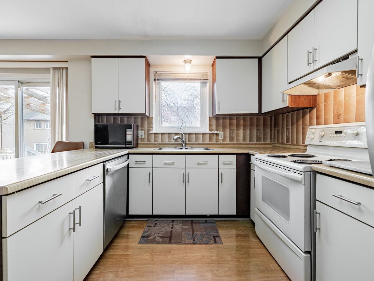 18 Finlayson Court W