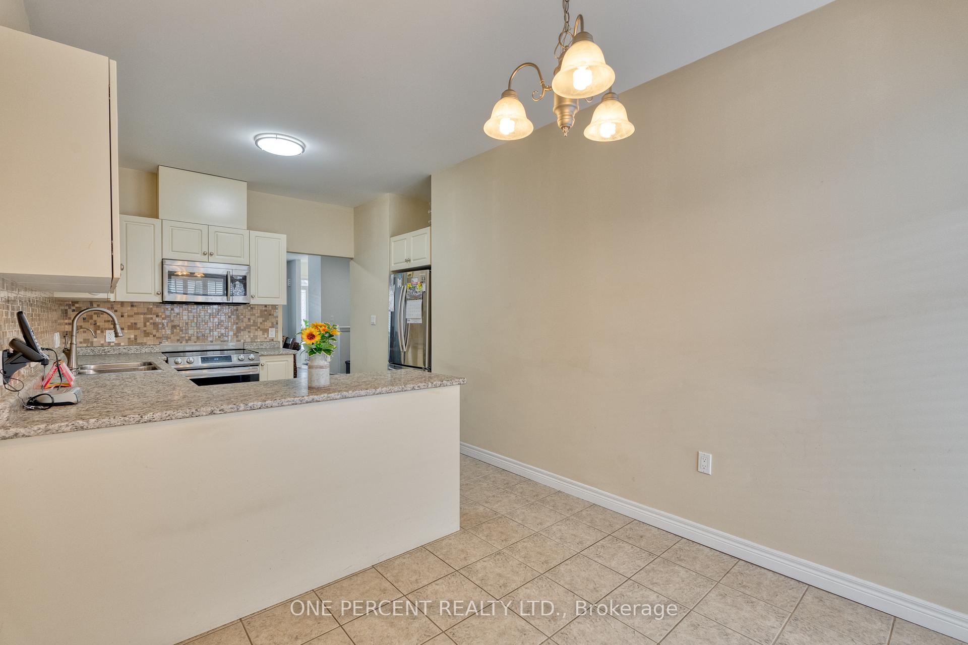 2 Bedrooms Condo at 21 Stickland, Hamilton For sale