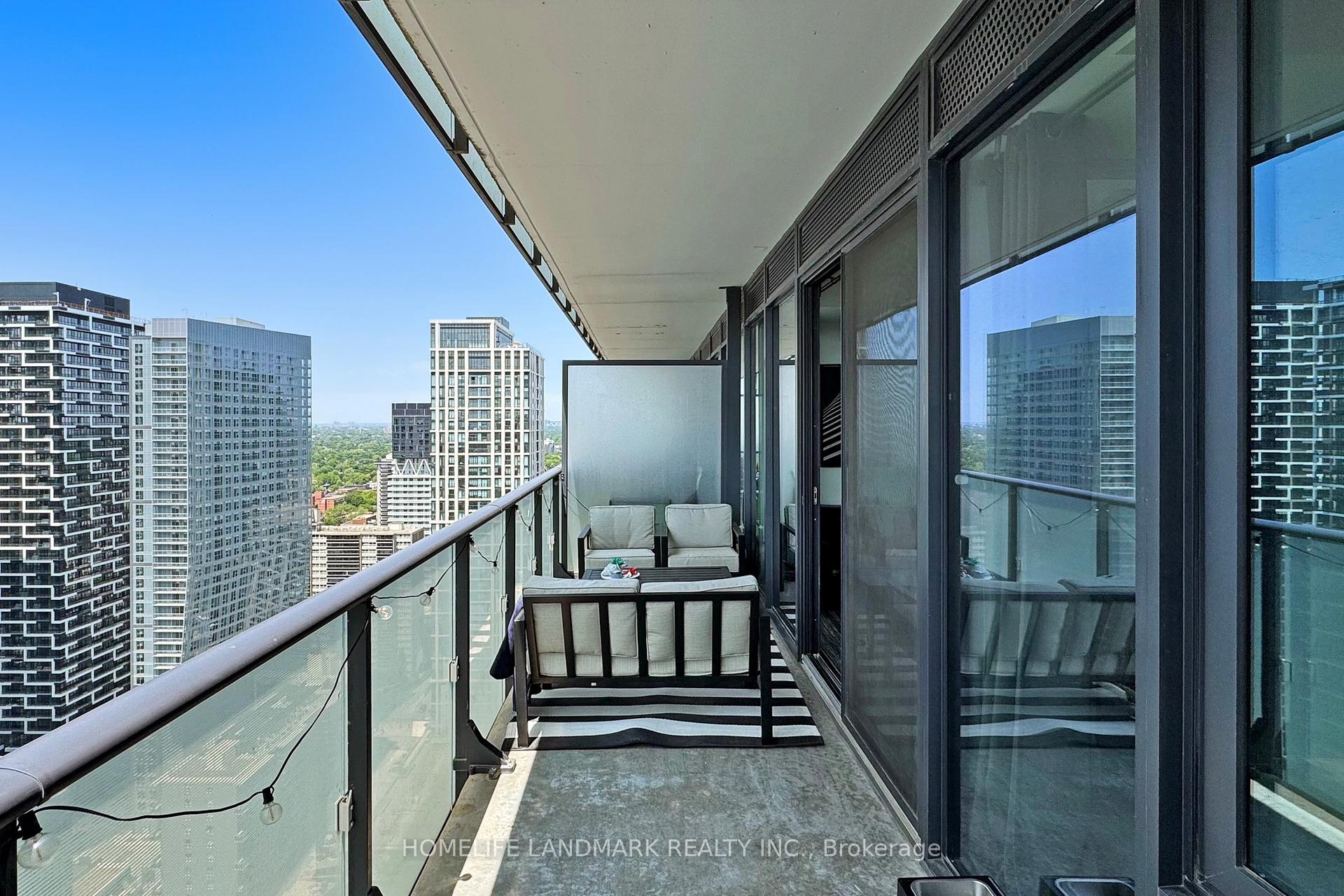 2 Bedrooms Condo at 185 Roehampton, Toronto For sale