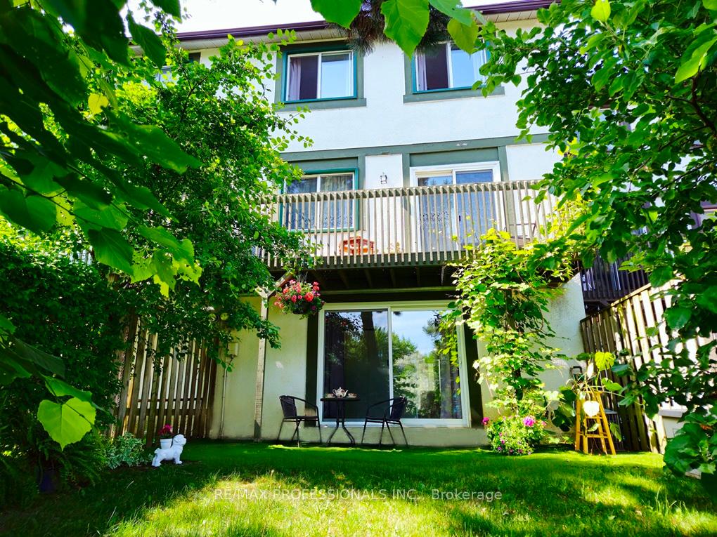 4 Bedrooms Condo at 2651 Aquitaine, Mississauga For sale