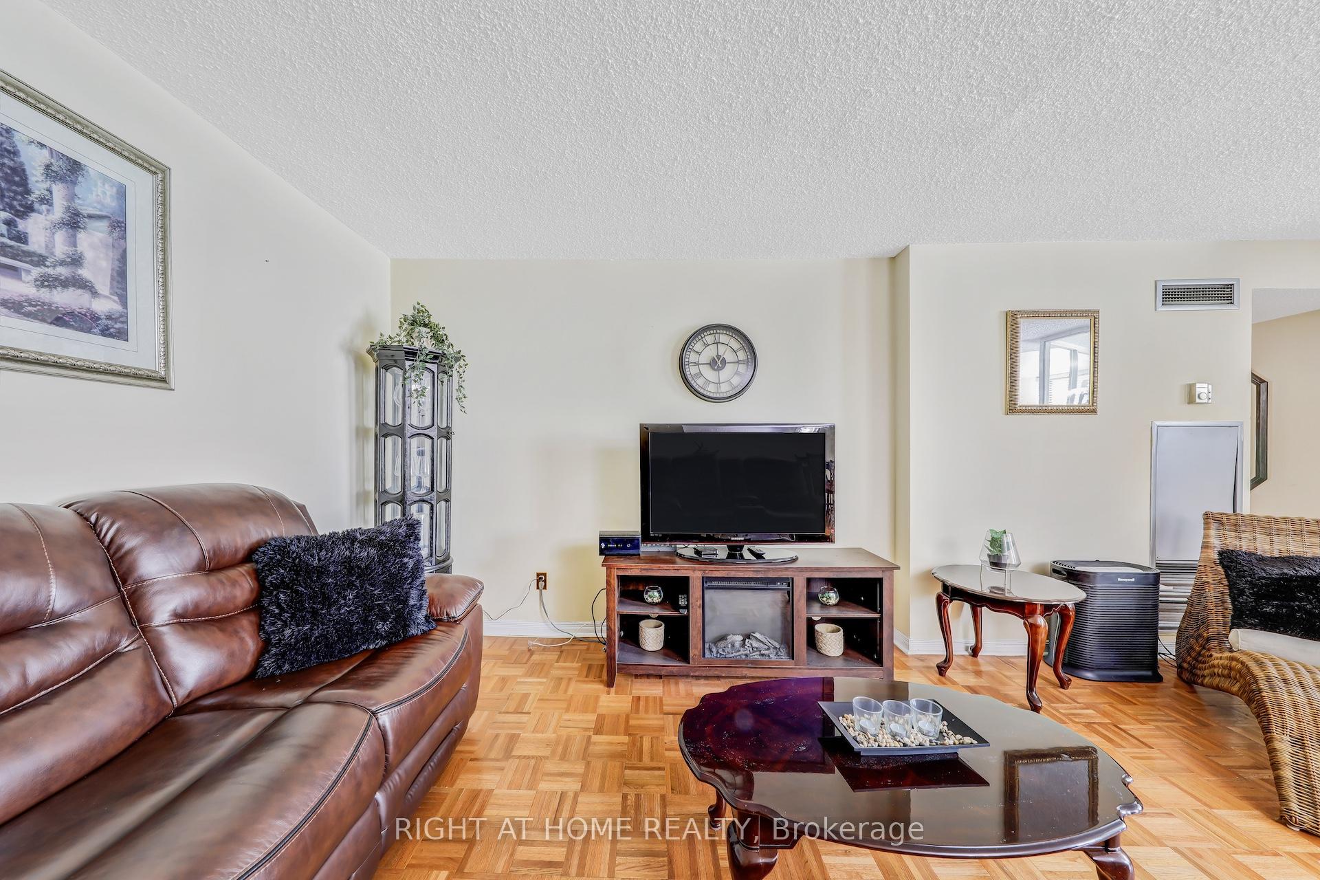 3 Bedrooms Condo at 1665 Victoria Park, Toronto For sale