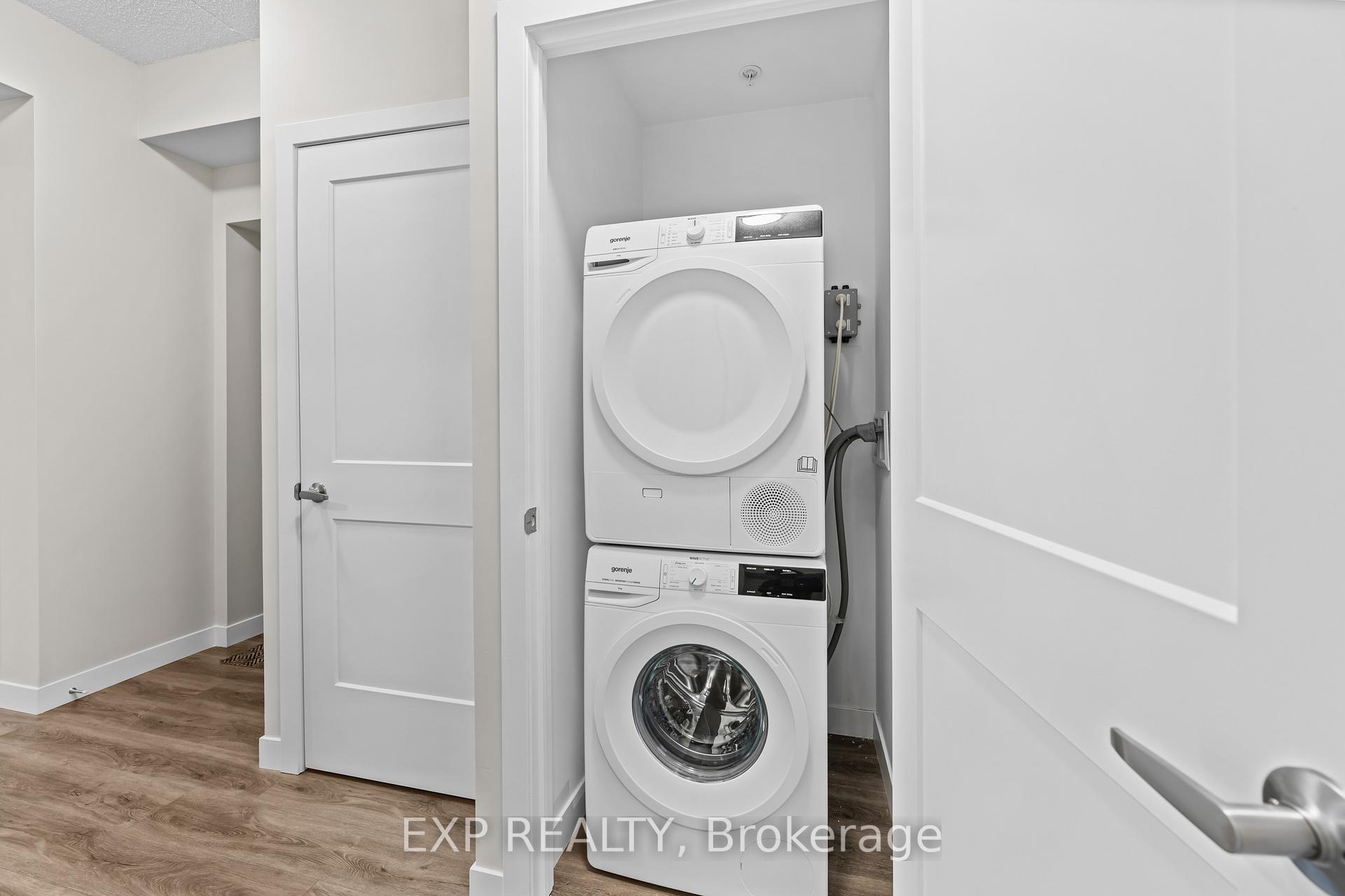 2 Bedrooms Condo at 15 Queen, Hamilton For sale