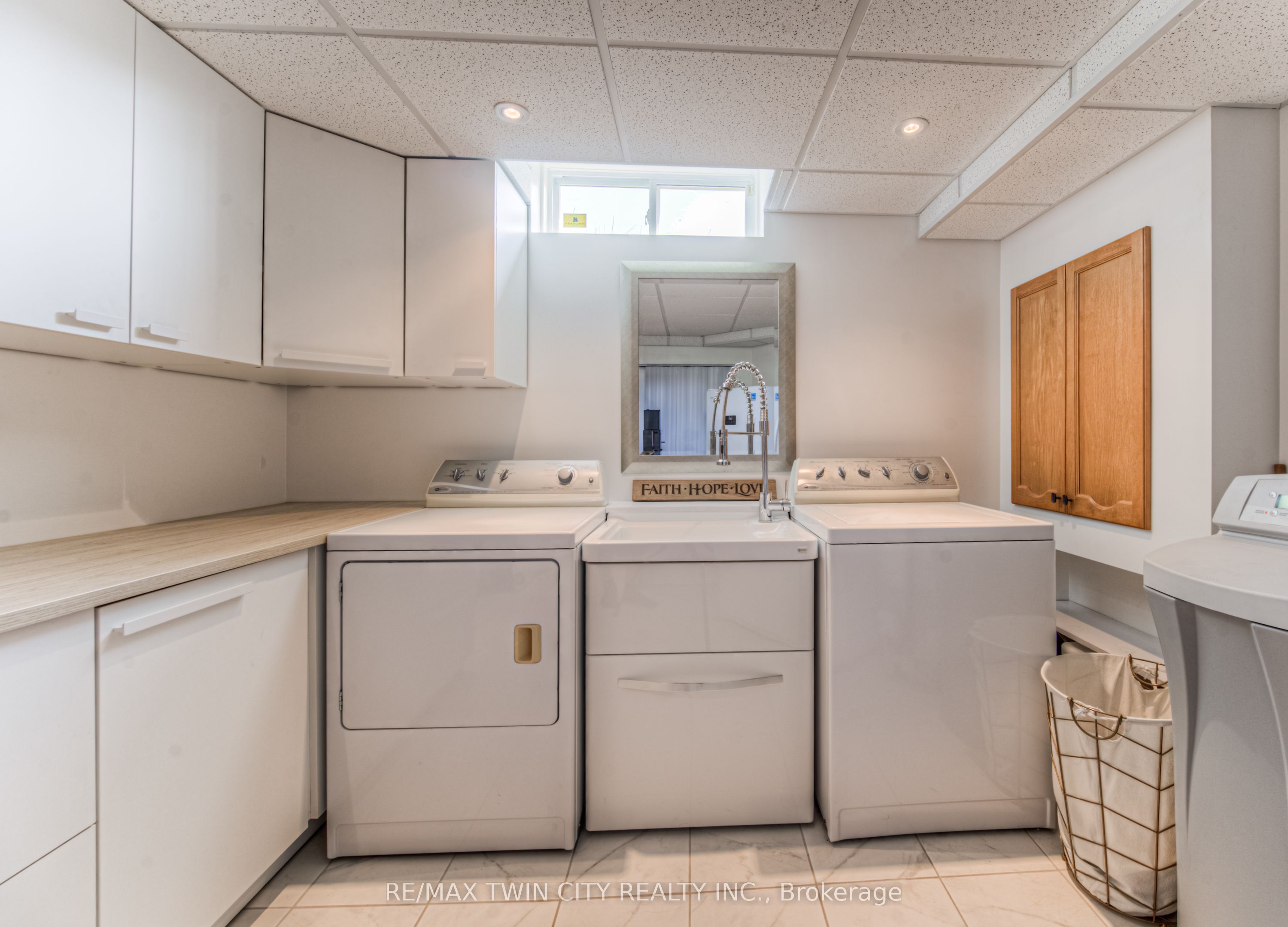 381 University Downs Crescent
