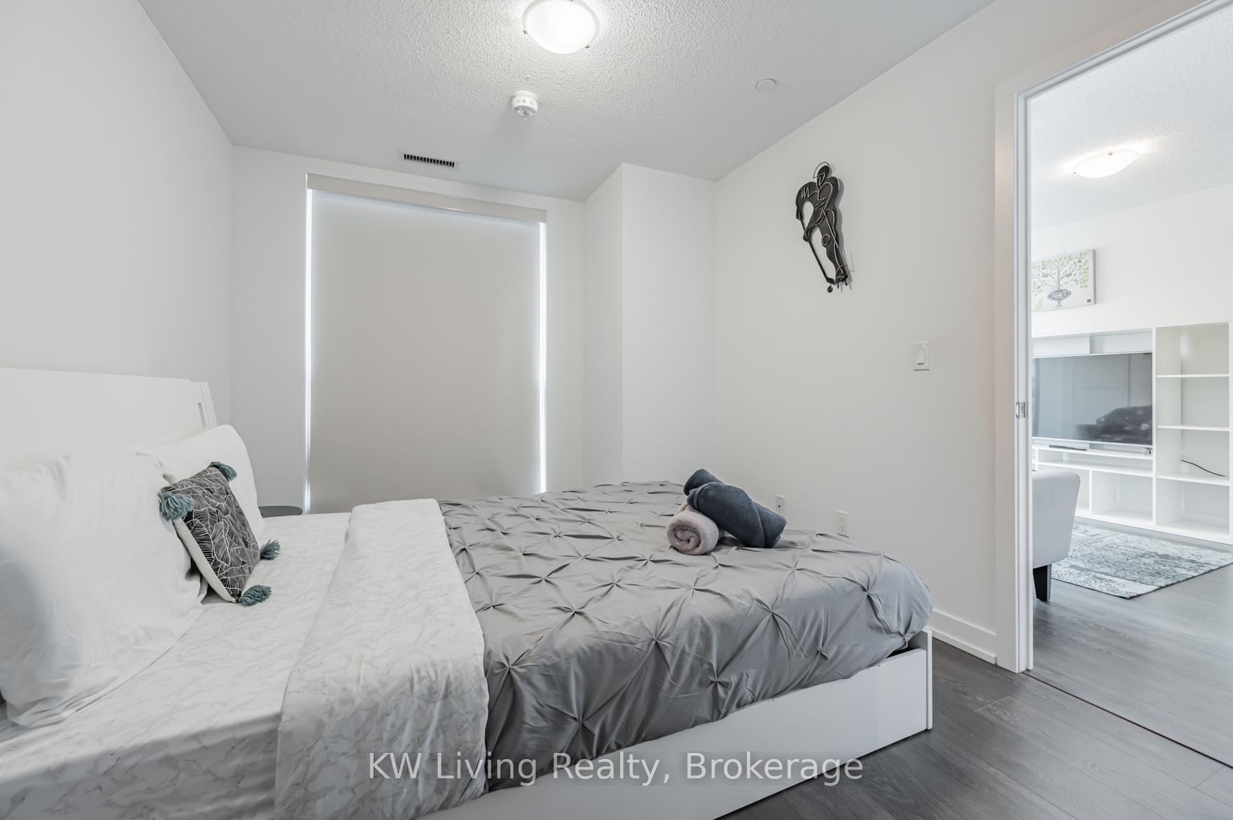 2 Bedrooms Condo at 8 Trent, Toronto For sale