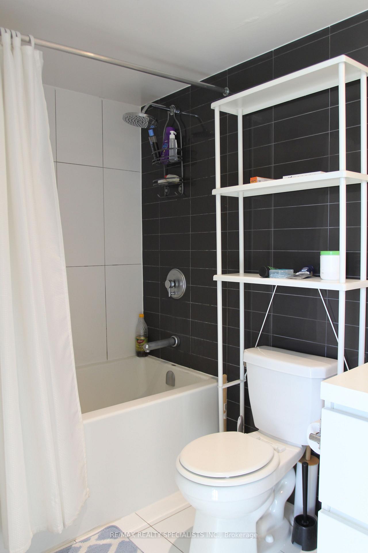 2 Bedrooms Condo at 75 Queens Wharf, Toronto For sale
