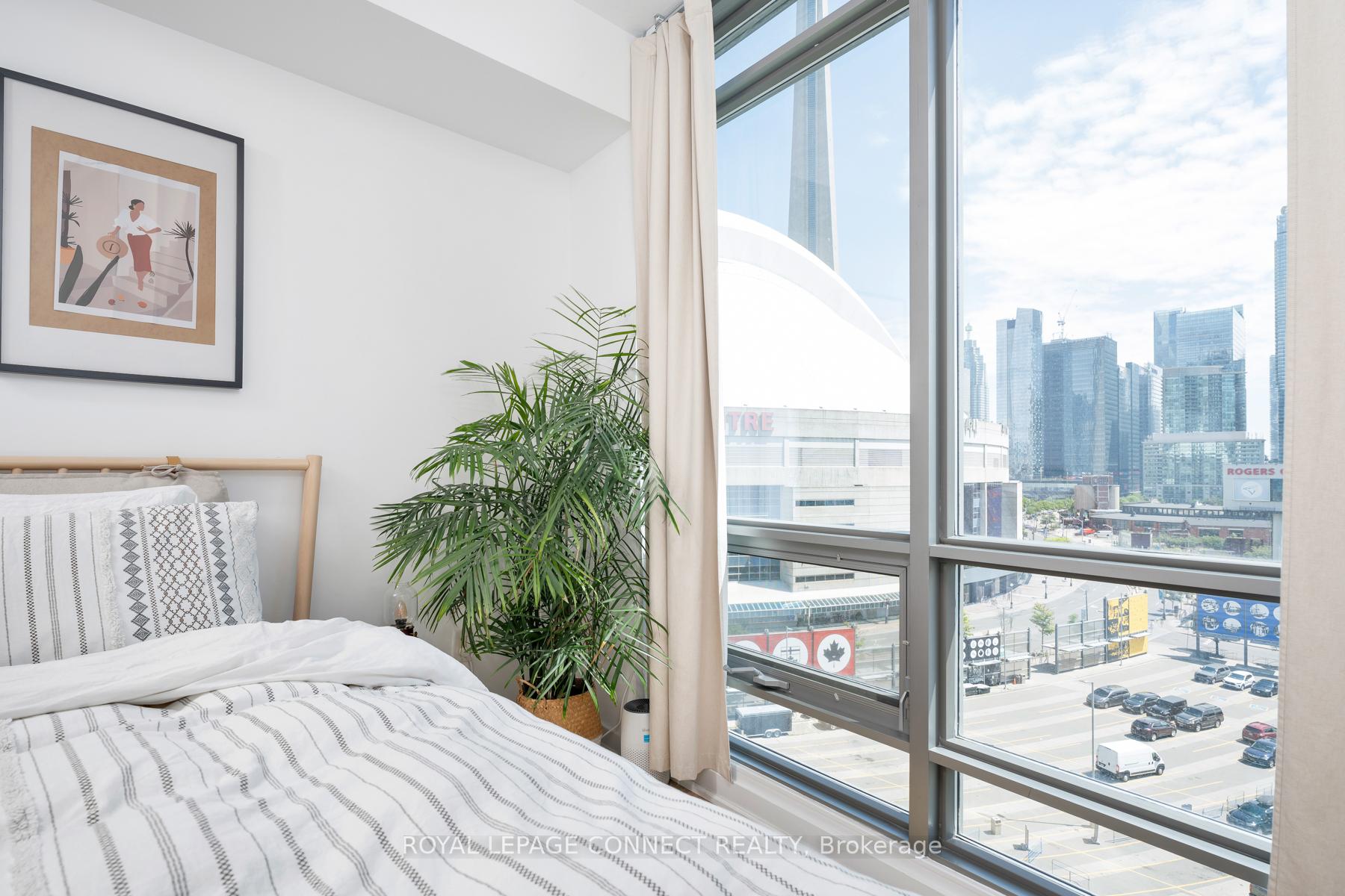 3 Bedrooms Condo at 5 Mariner, Toronto For sale