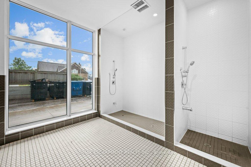 2 Bedrooms Condo at 55 Speers, Oakville For sale