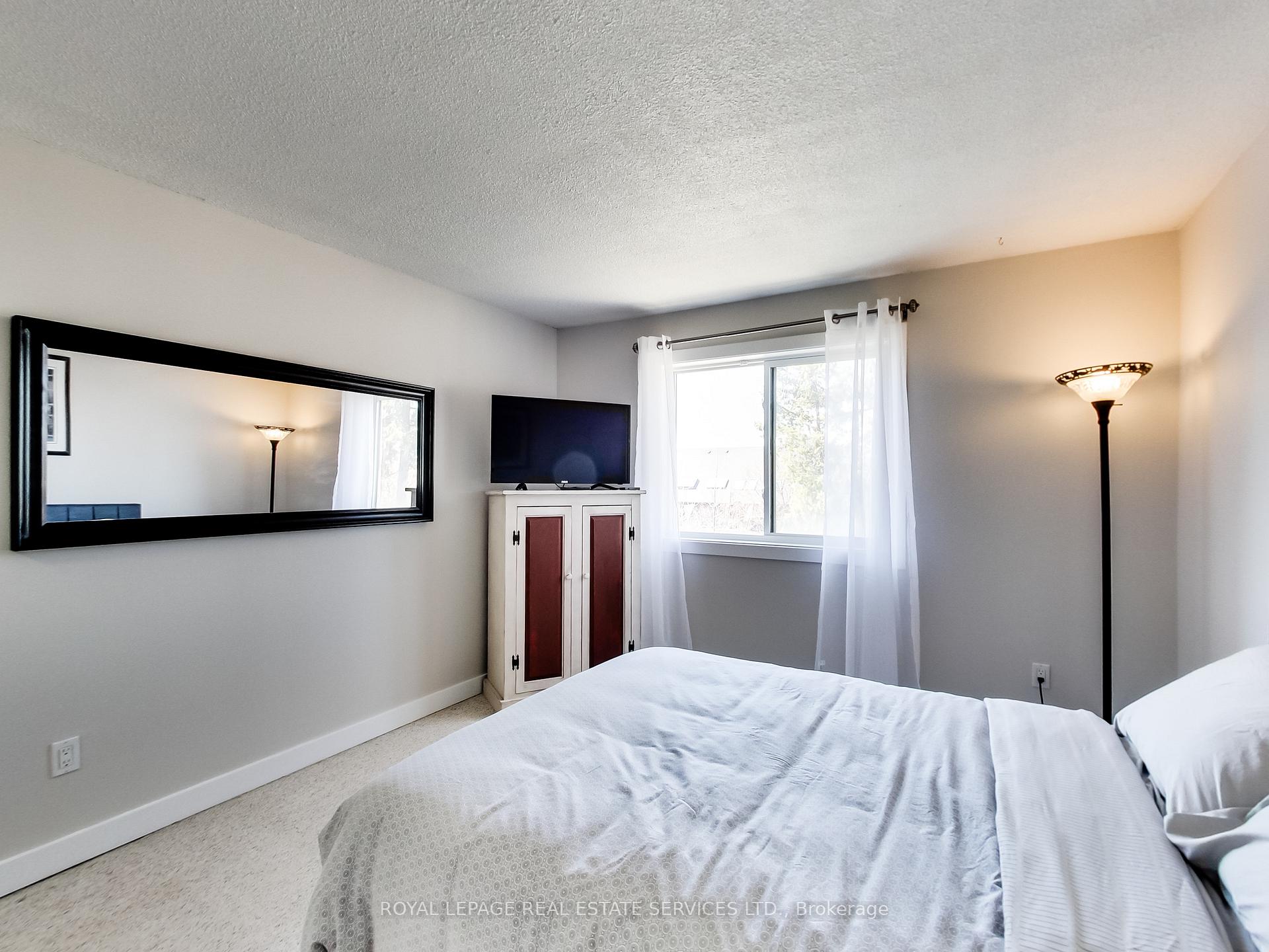 3 Bedrooms Condo at 1008 Falgarwood,  Oakville For sale