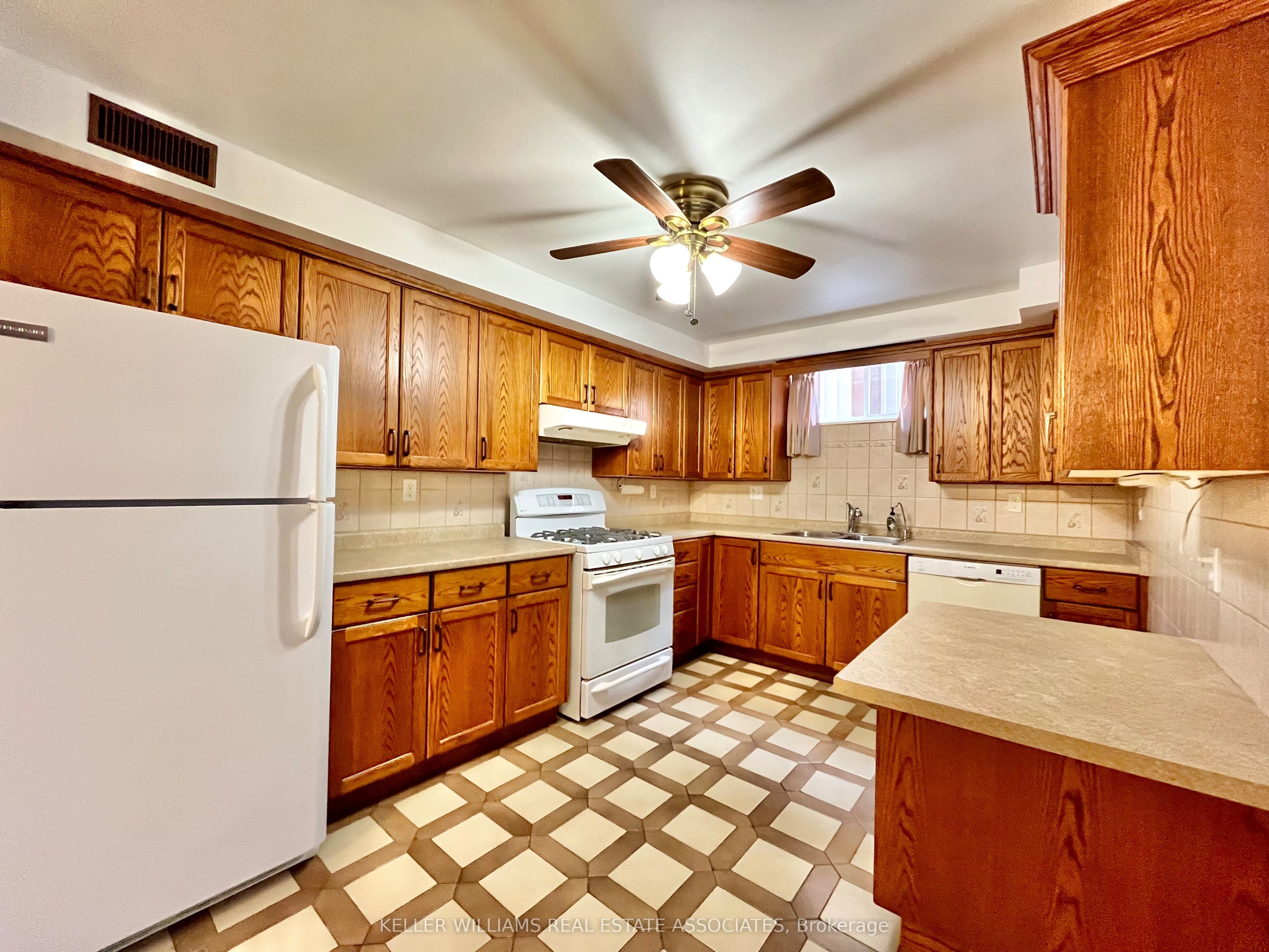 39 Lisgar Court, #Lower