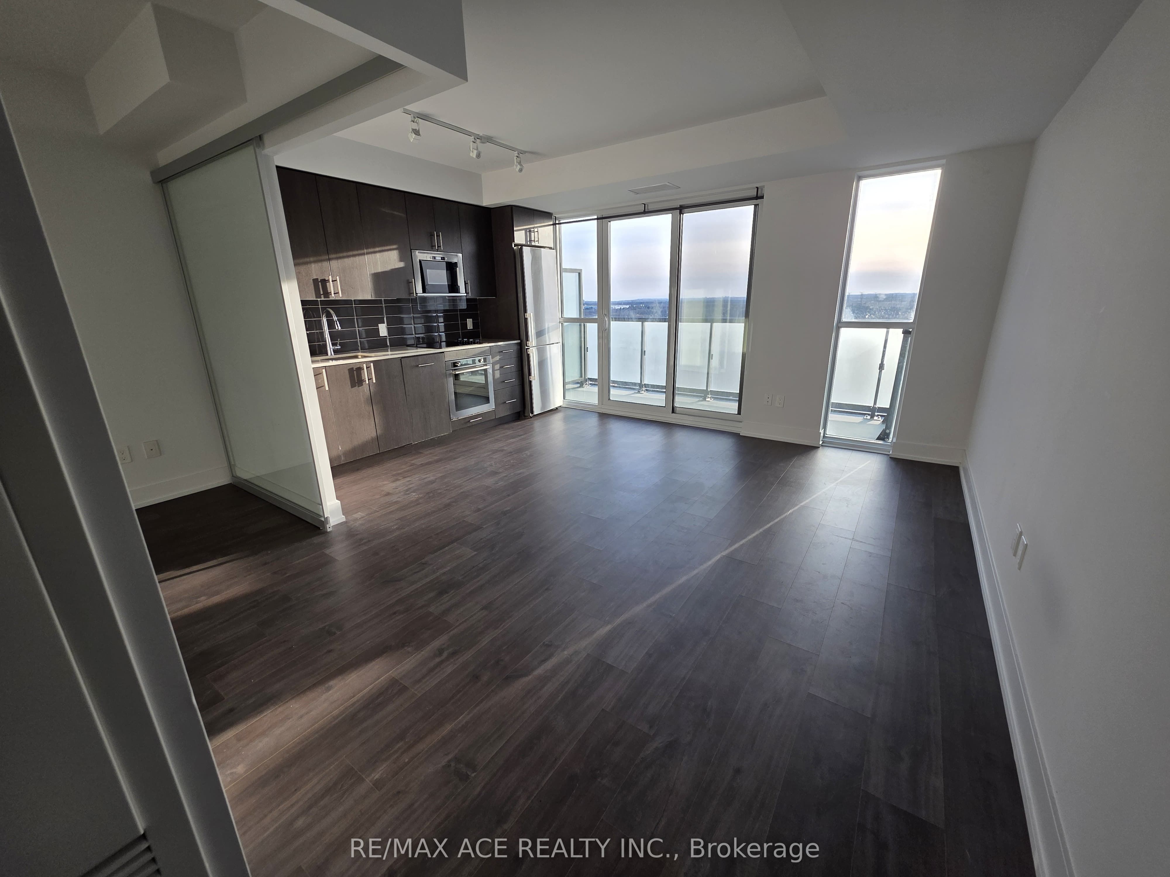2550 Simcoe Street N, #1402