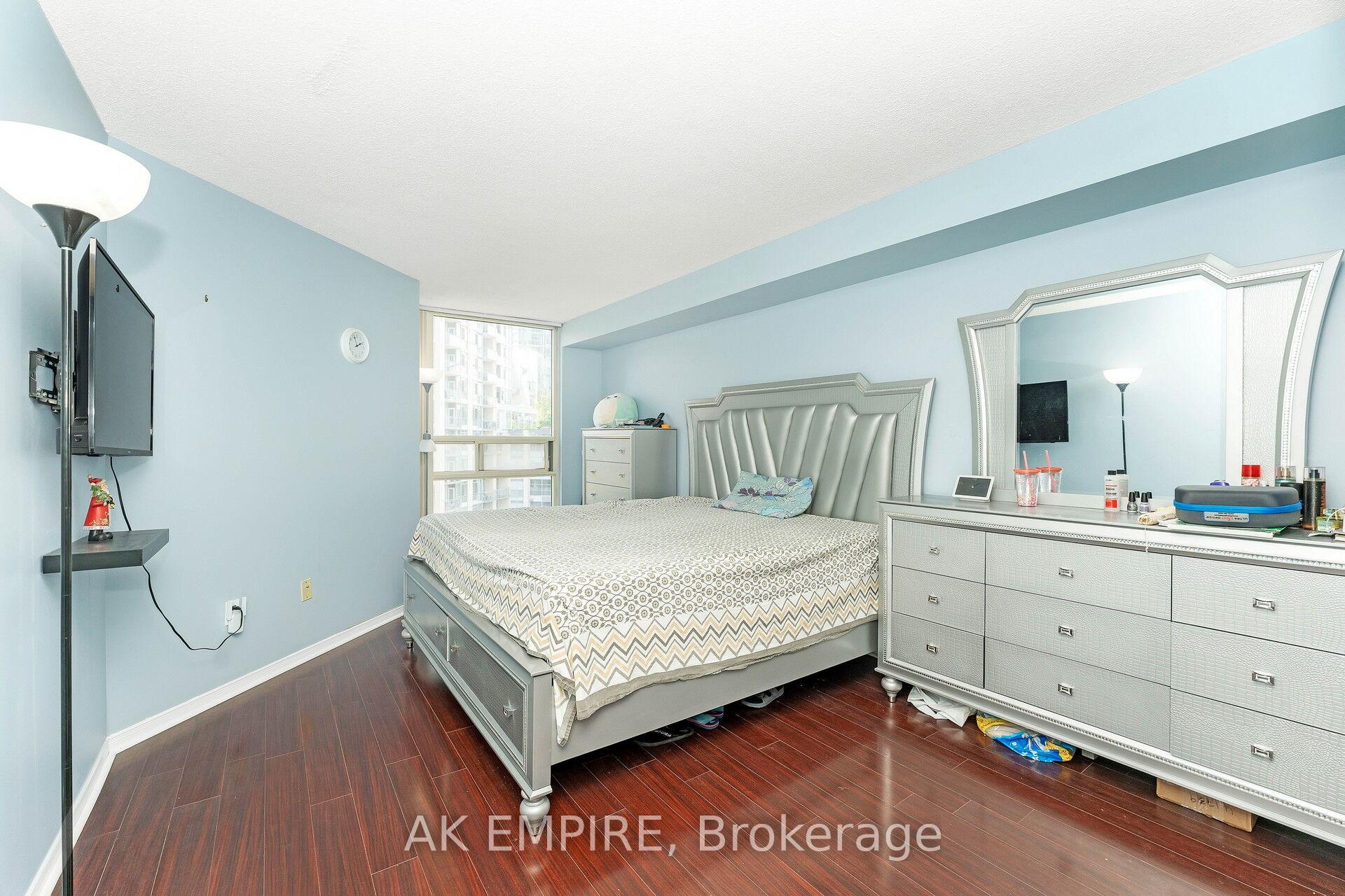 3 Bedrooms Condo at 250 Webb, Mississauga For sale