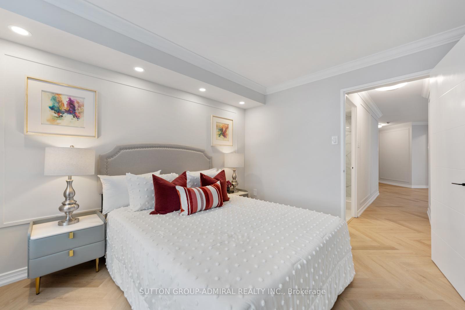 2 Bedrooms Condo at 7 Townsgate, Vaughan For sale