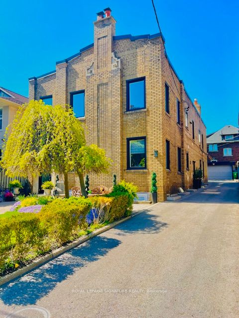 24 College View Avenue, Toronto, ON M5P 1J4
