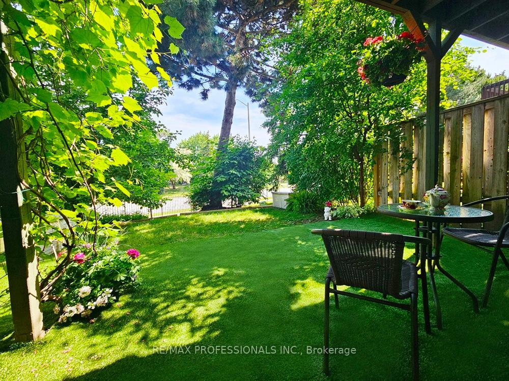 4 Bedrooms Condo at 2651 Aquitaine, Mississauga For sale