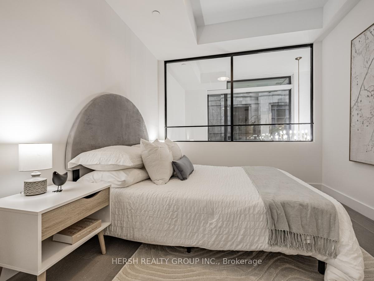 2 Bedrooms Condo at 160 Kingsway,  Toronto For sale