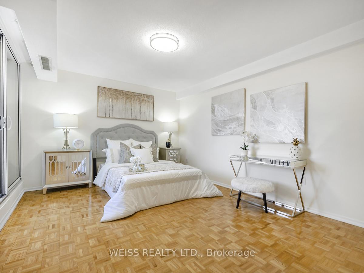 3 Bedrooms Condo at 150 Neptune,  Toronto For sale
