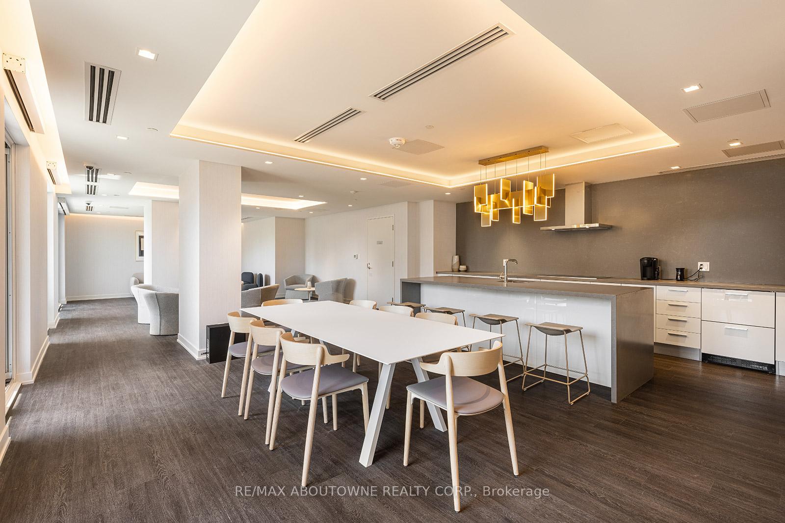 2 Bedrooms Condo at 3 Gloucester, Toronto For sale