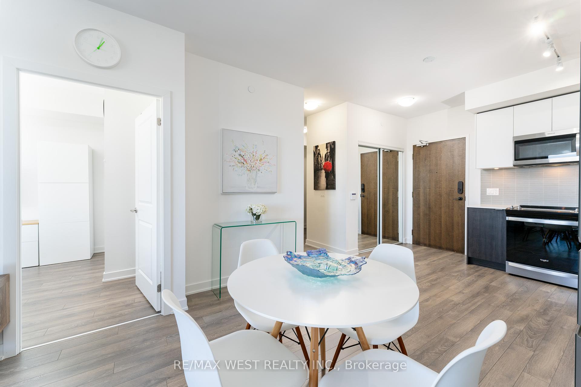 1 Bedroom Condo at 100 Eagle Rock, Vaughan For sale