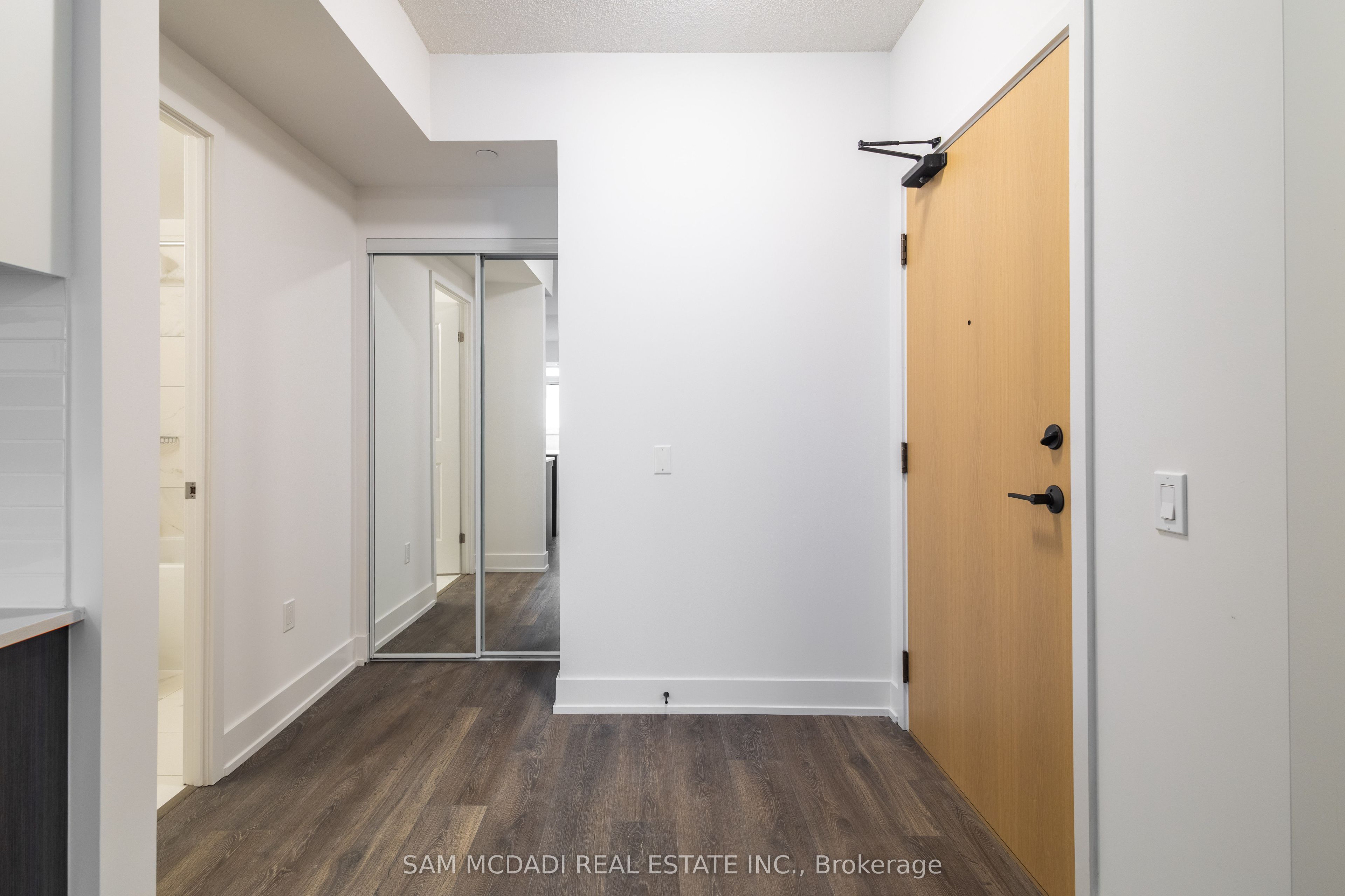 202 Burnhamthorpe Road E, #2004
