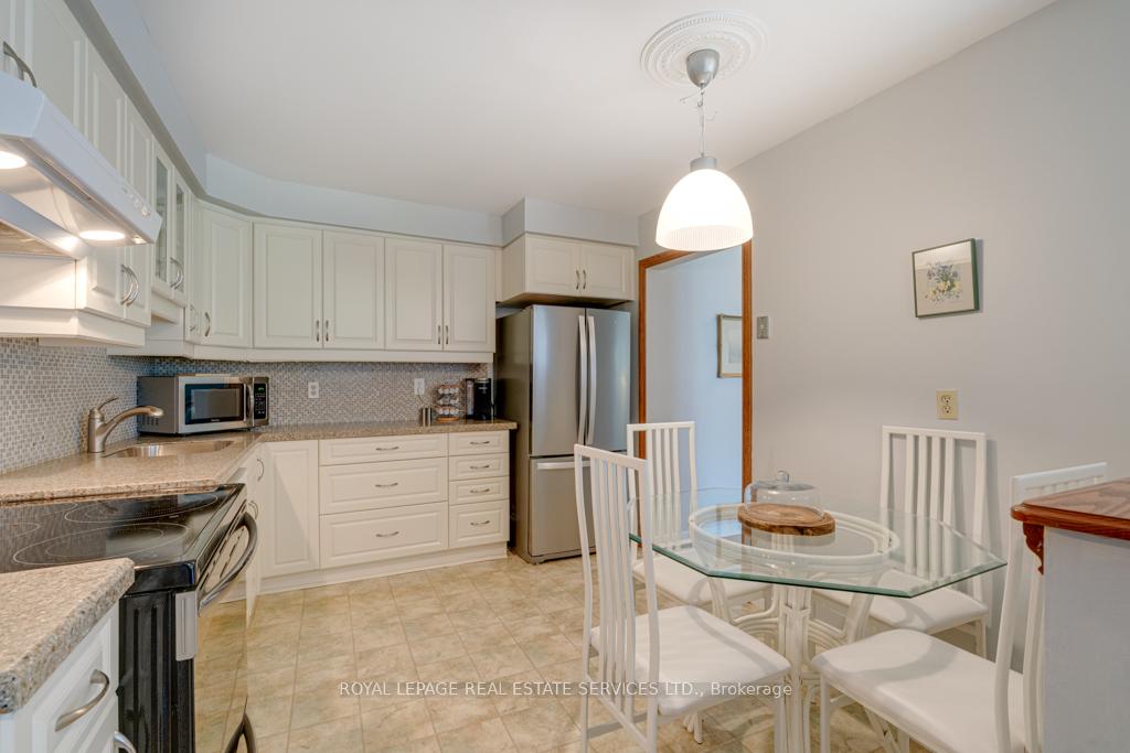 4 Bedrooms Condo at 584 Forestwood, Burlington For sale
