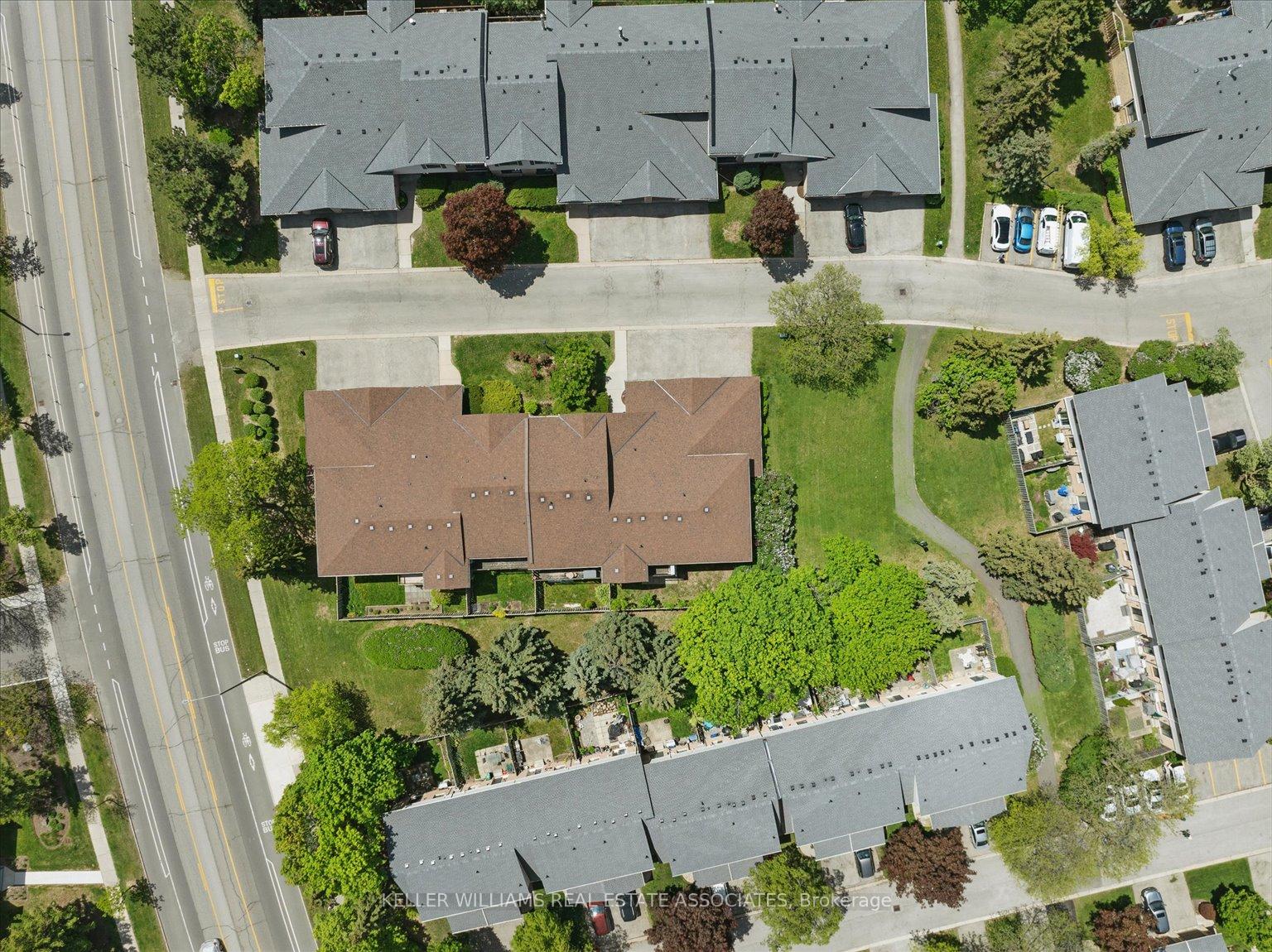 3 Bedrooms Condo at 2701 Aquitaine, Mississauga For sale