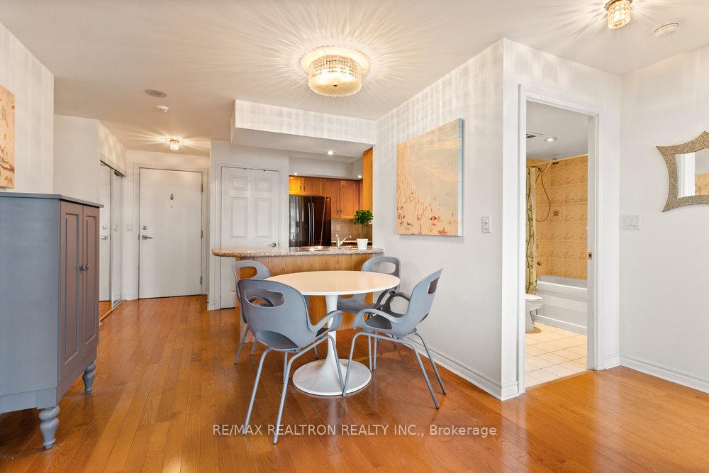 3 Bedrooms Condo at 250 Wellington, Toronto For sale
