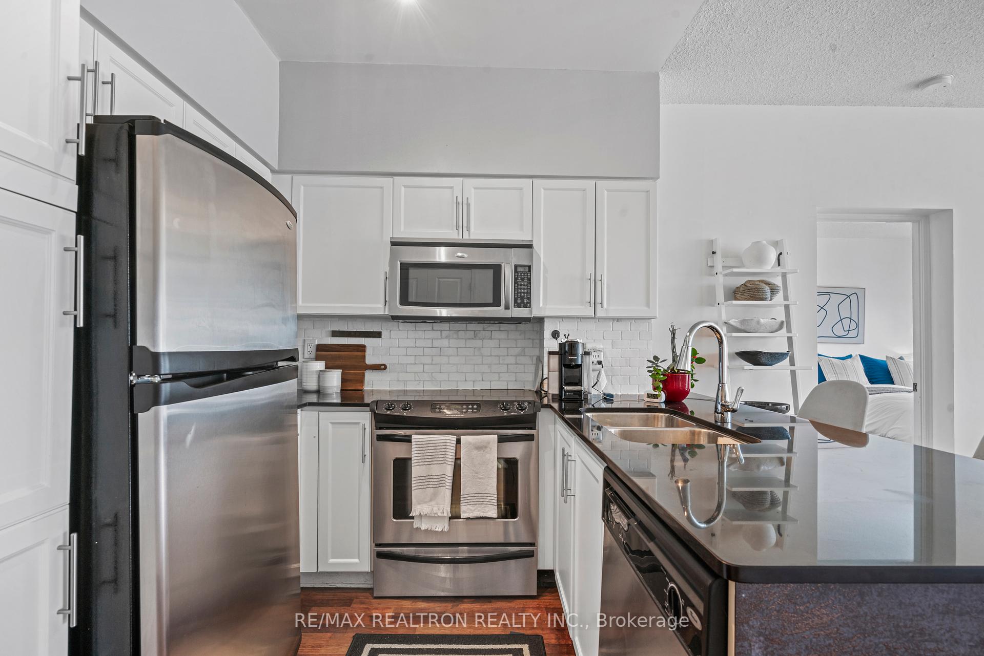 2 Bedrooms Condo at 15 Windermere, Toronto For sale