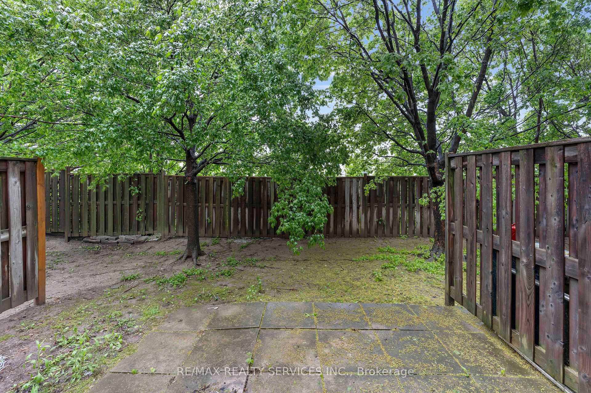 4 Bedrooms Condo at 80 Acorn, Mississauga For sale