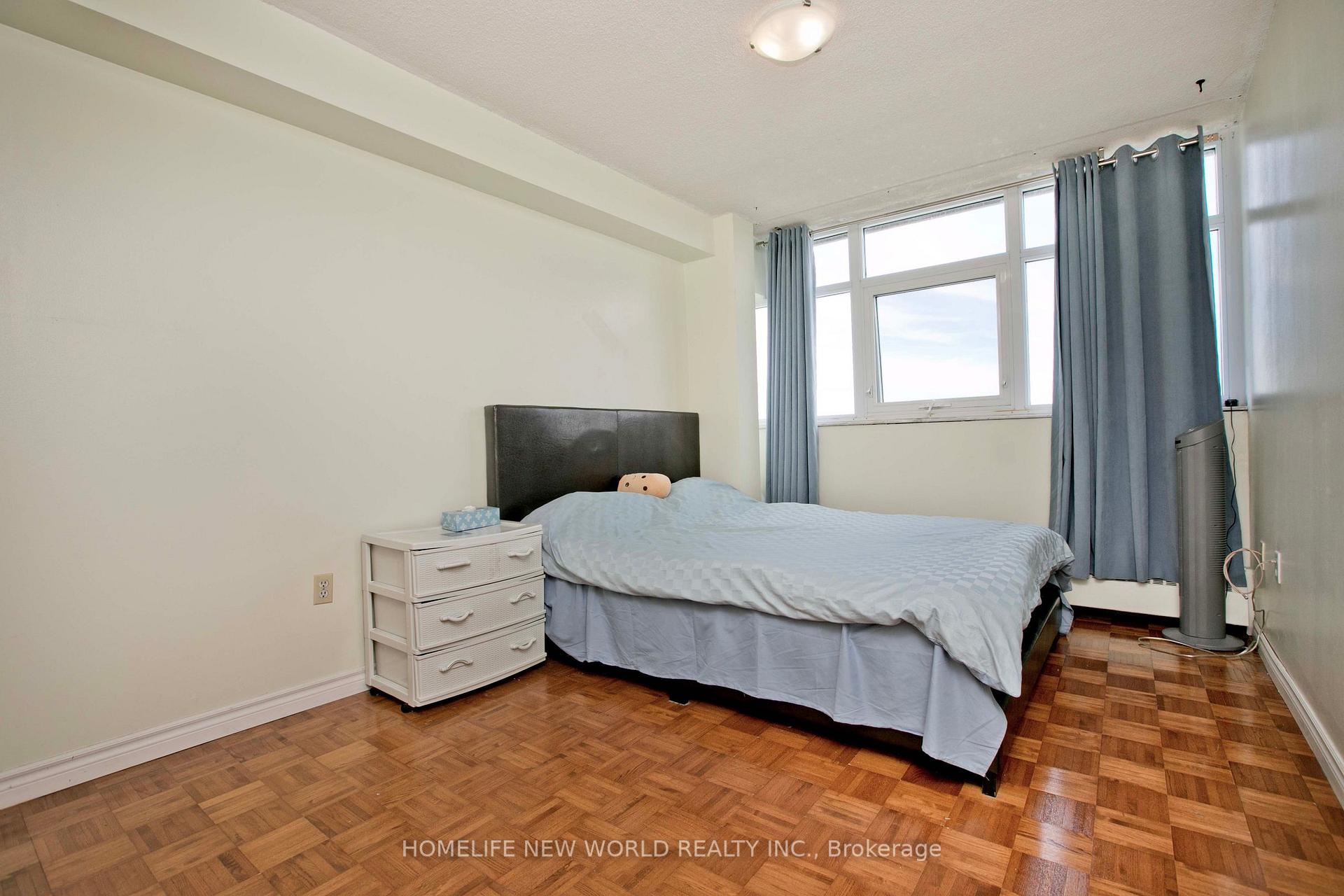 3 Bedrooms Condo at 100 Echo, Toronto For sale