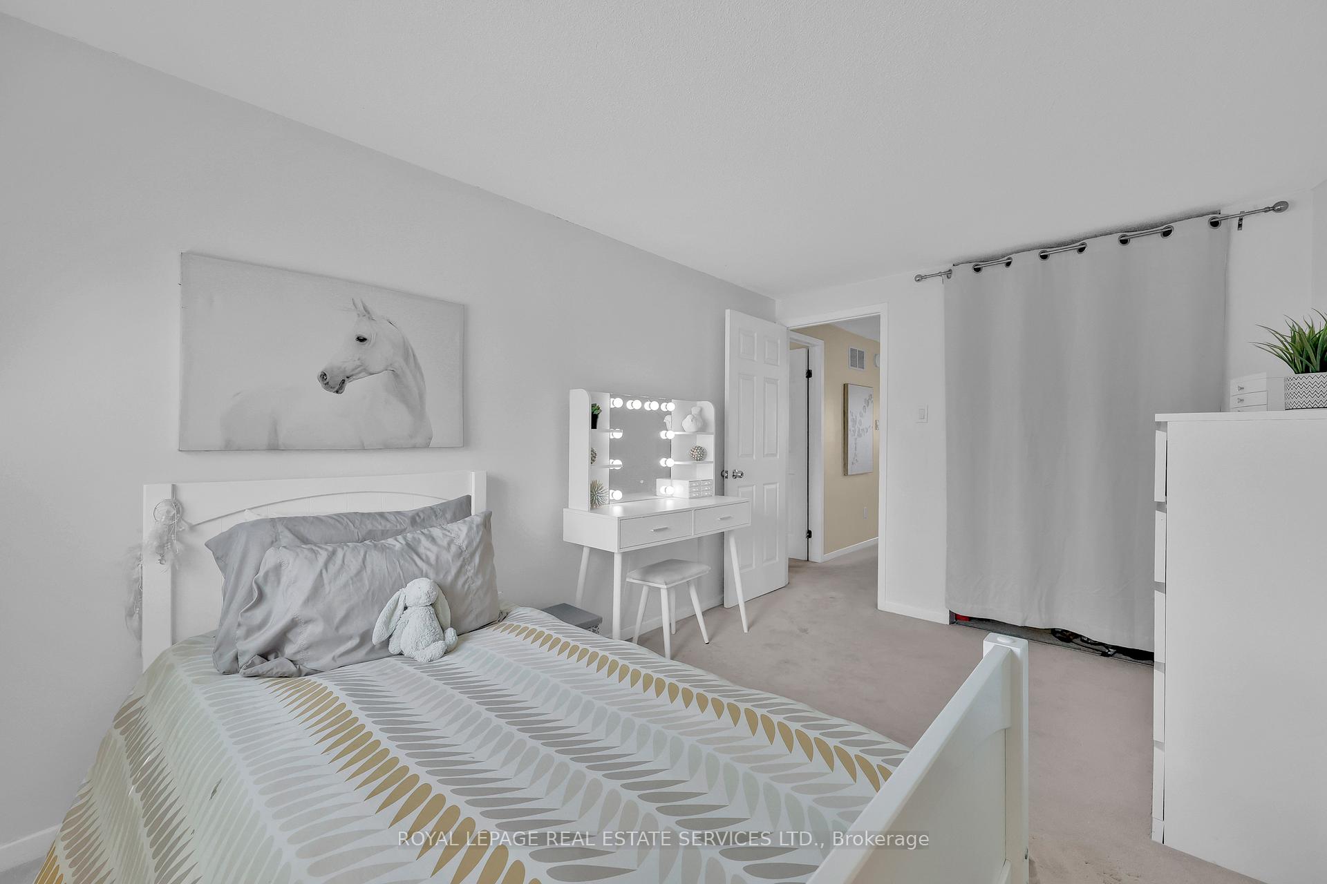 3 Bedrooms Condo at 3125 Fifth, Mississauga For sale