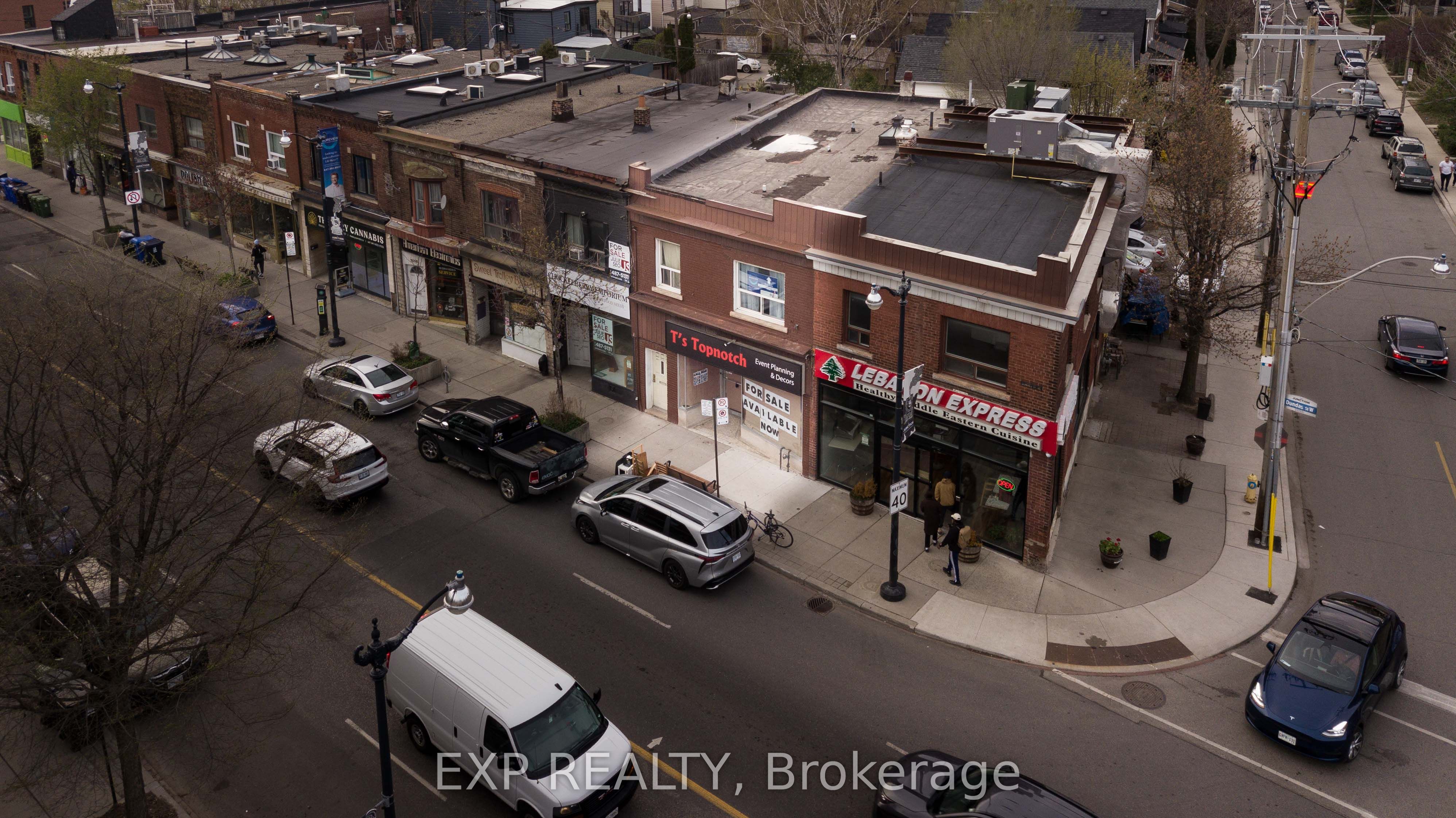 3052 Dundas Street W