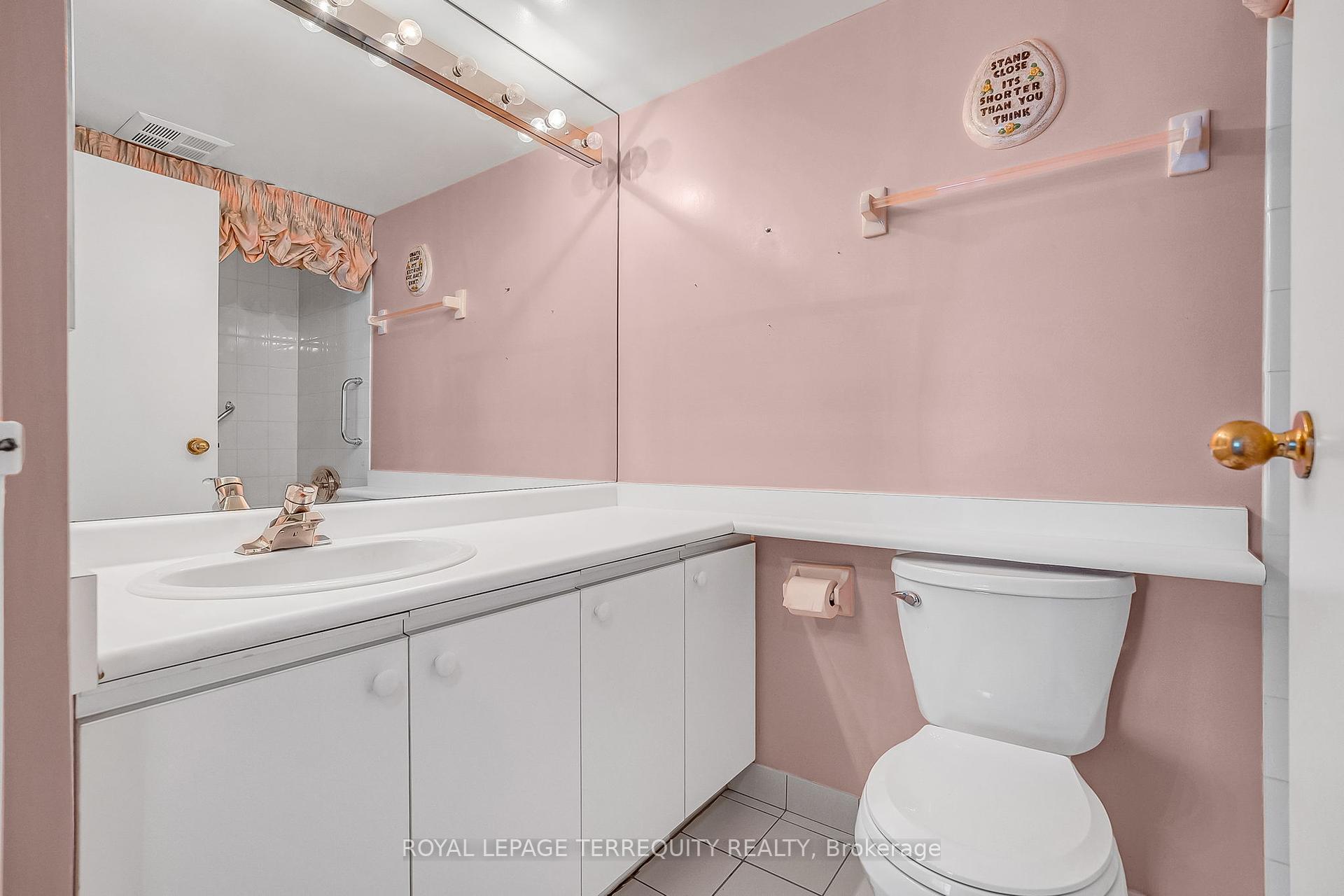 2 Bedrooms Condo at 550 Webb, Mississauga For sale