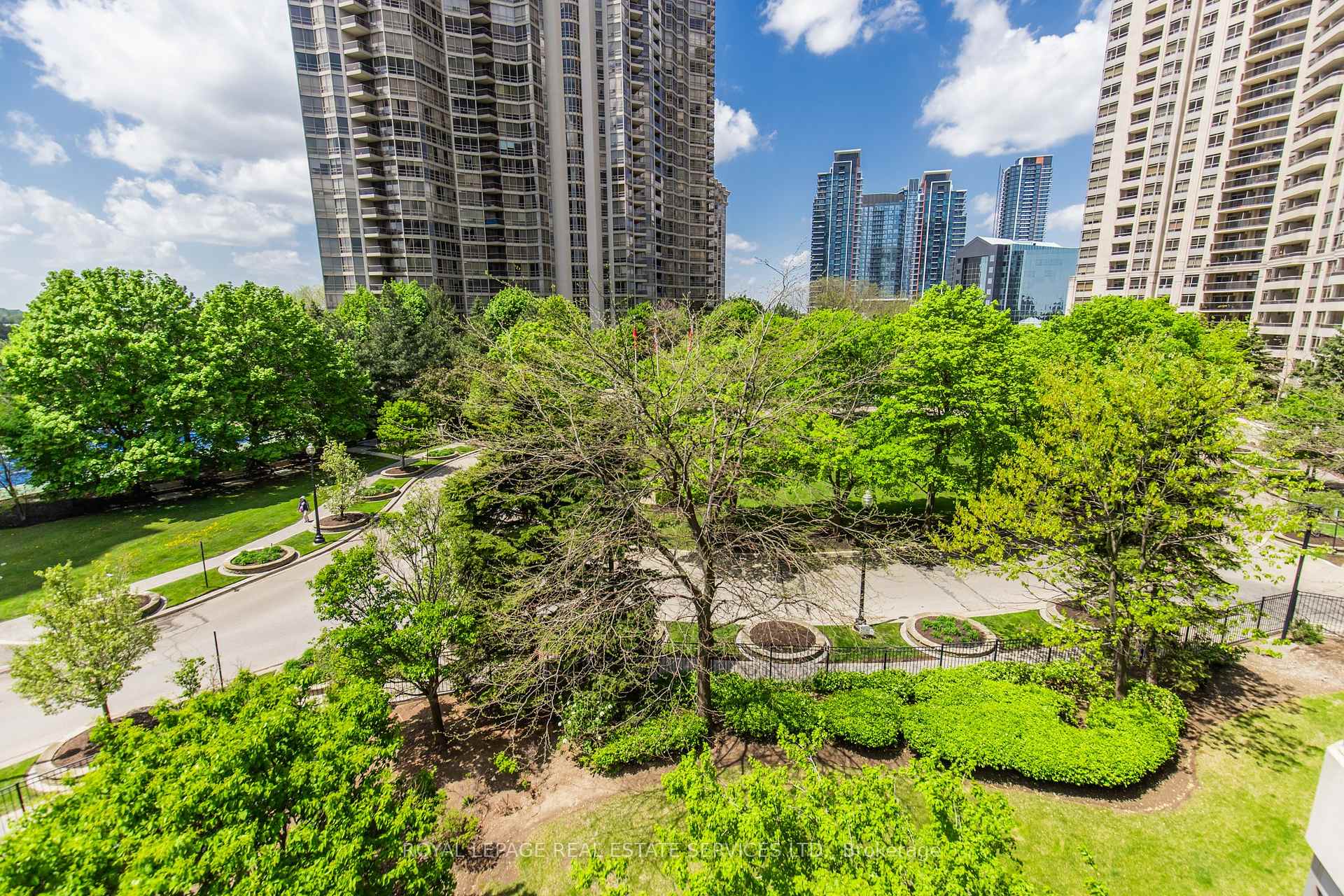 3 Bedrooms Condo at 25 Kingsbridge Garden, Mississauga For sale