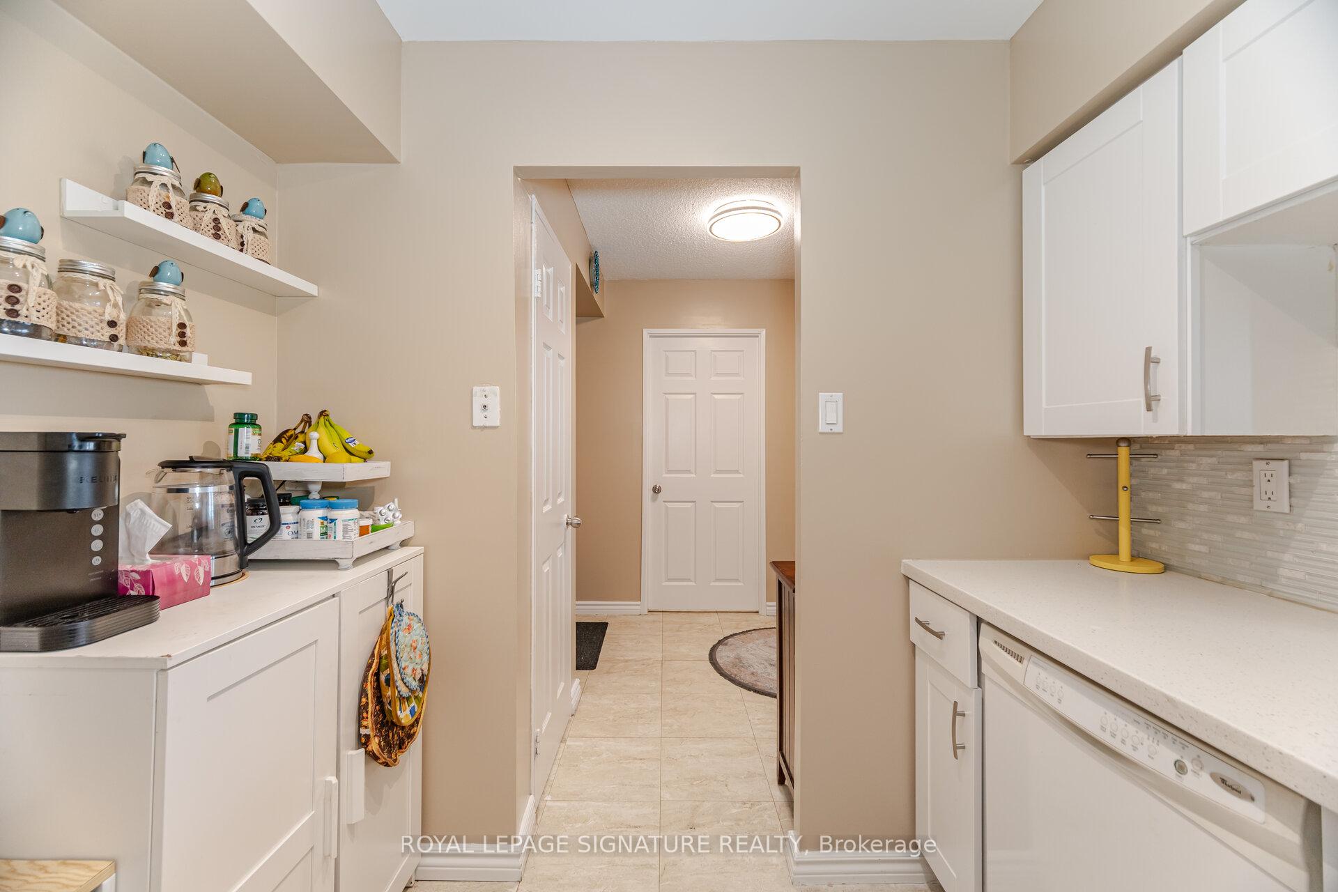 3 Bedrooms Condo at 50 Kingsbridge Garden, Mississauga For sale