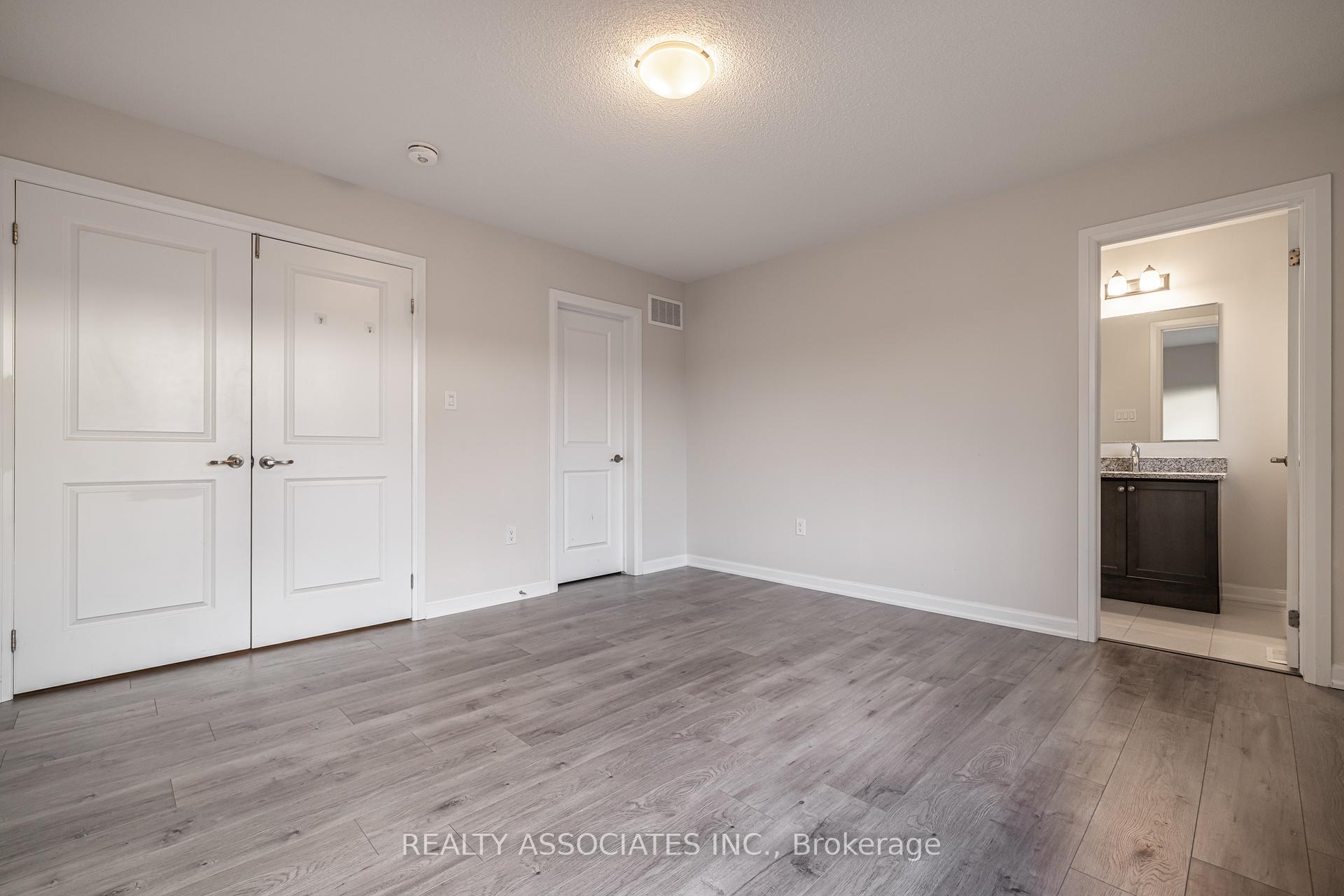 4 Bedrooms Condo at 133 Grovewood, Oakville For sale