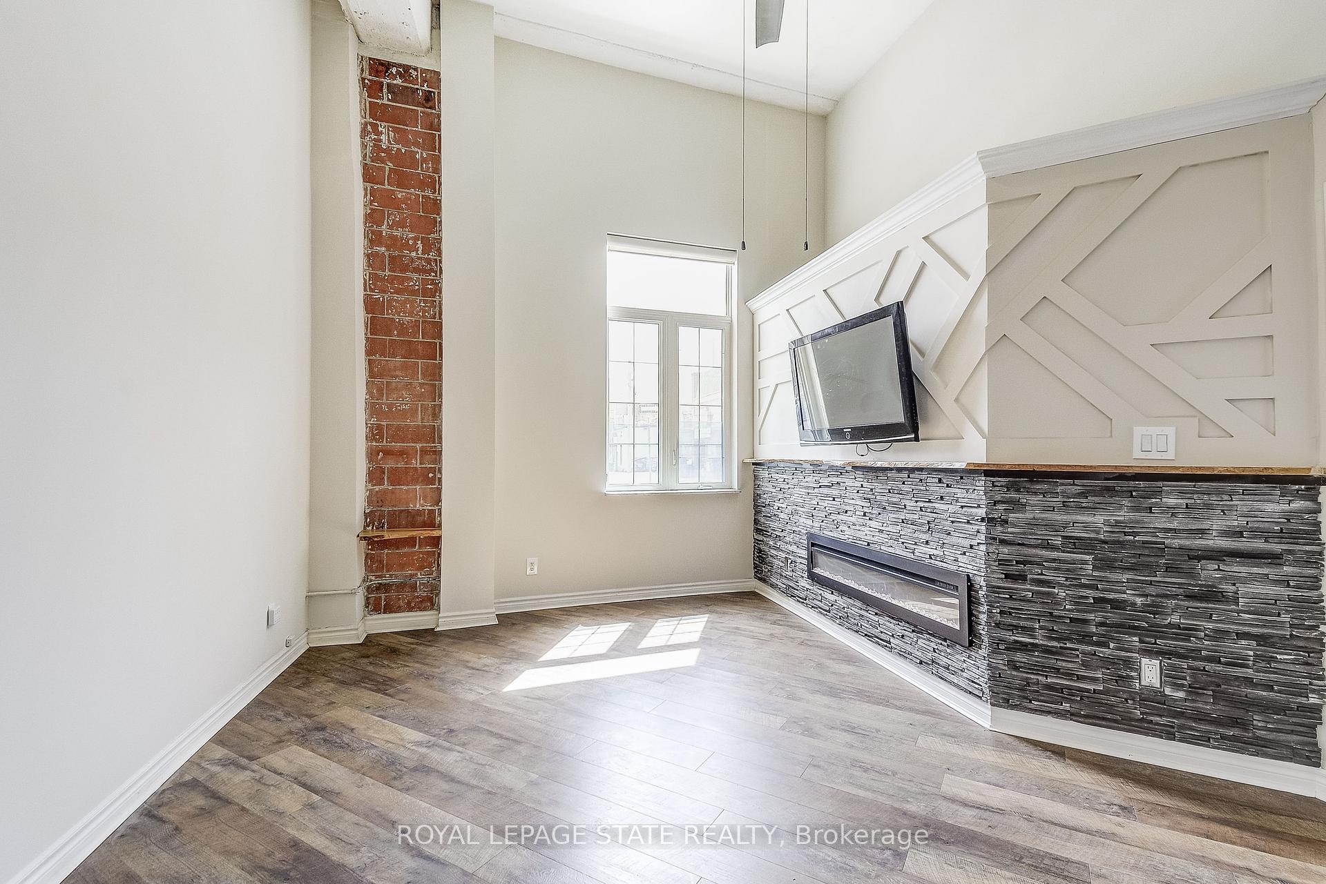 2 Bedrooms Condo at 80 King William, Hamilton For sale