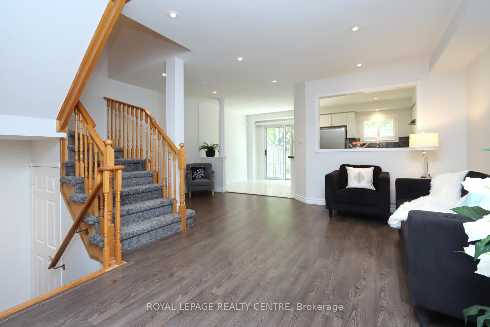 3 Bedrooms Condo at 5525 Palmerston, Mississauga For sale