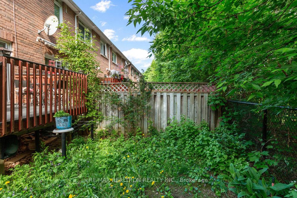 4 Bedrooms Condo at 31 Treeland, Toronto For sale